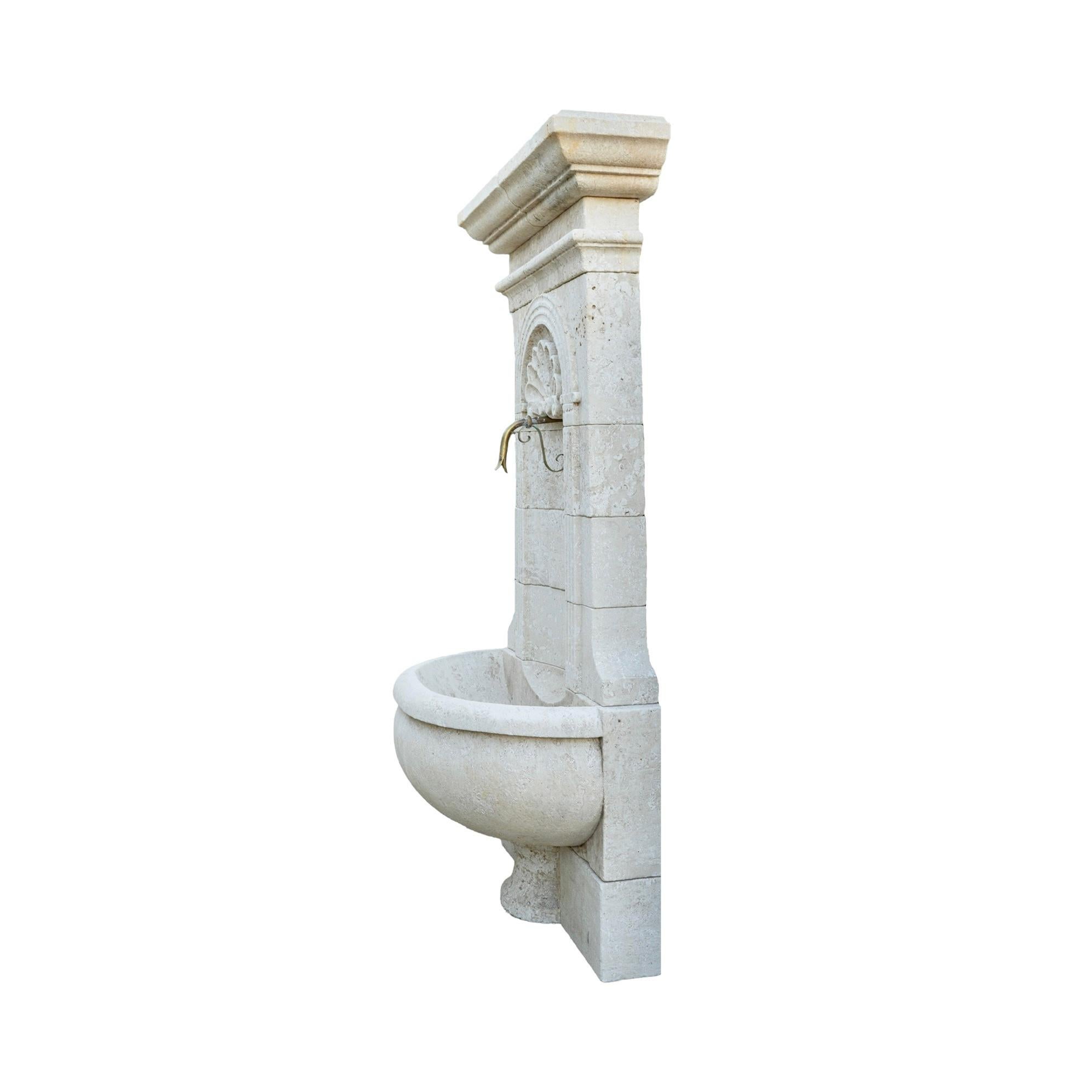 Fontaine murale contemporaine en pierre calcaire française 1