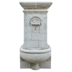 Fontana a muro contemporanea in pietra calcarea francese