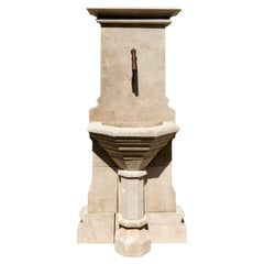 Zeitgenössischer Wandbrunnen aus französischem Kalkstein