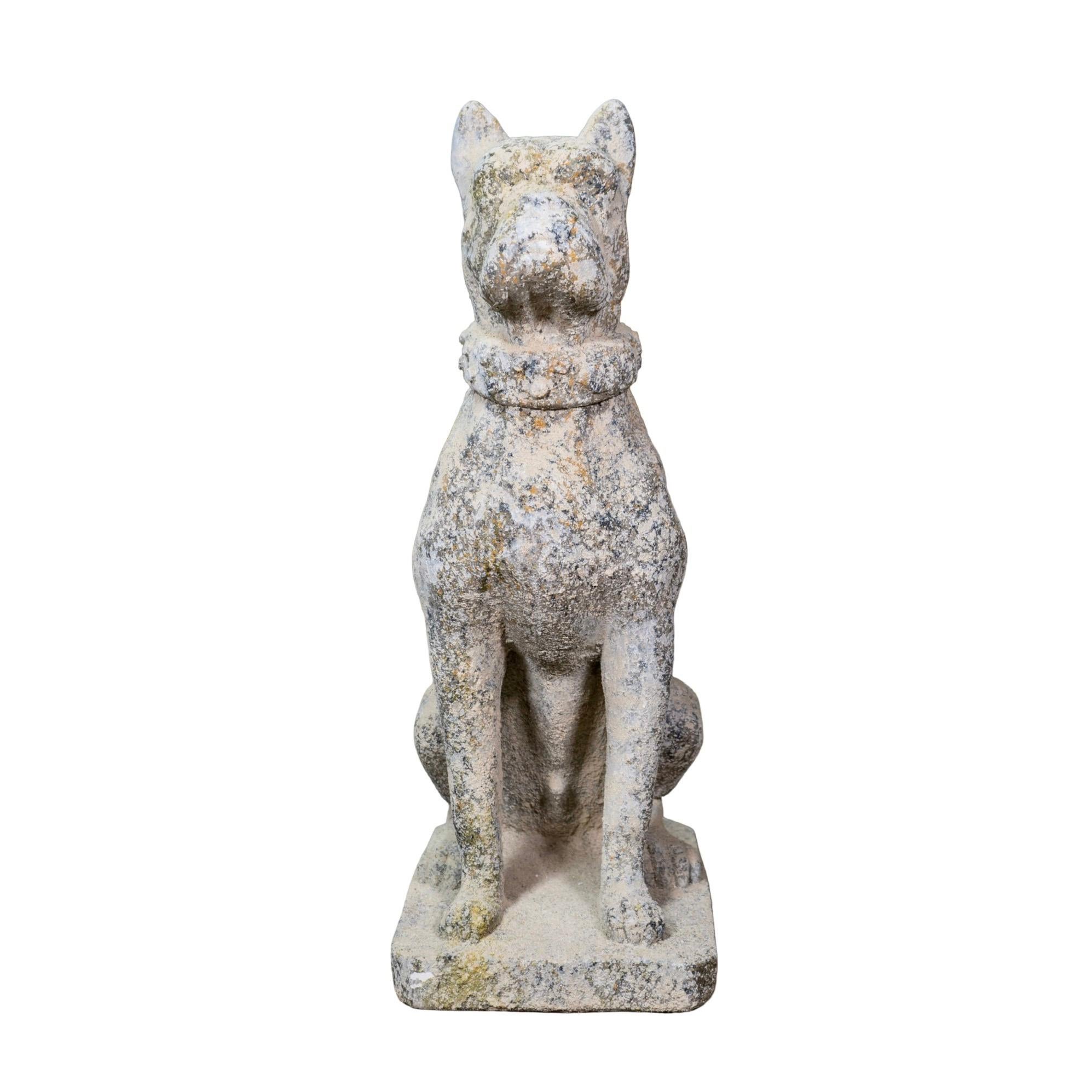 Statue de chien boxer français fabriquée à partir d'un composite de pierre reconstituée, offrant un aspect magnifiquement usé par le temps et plein de caractère.