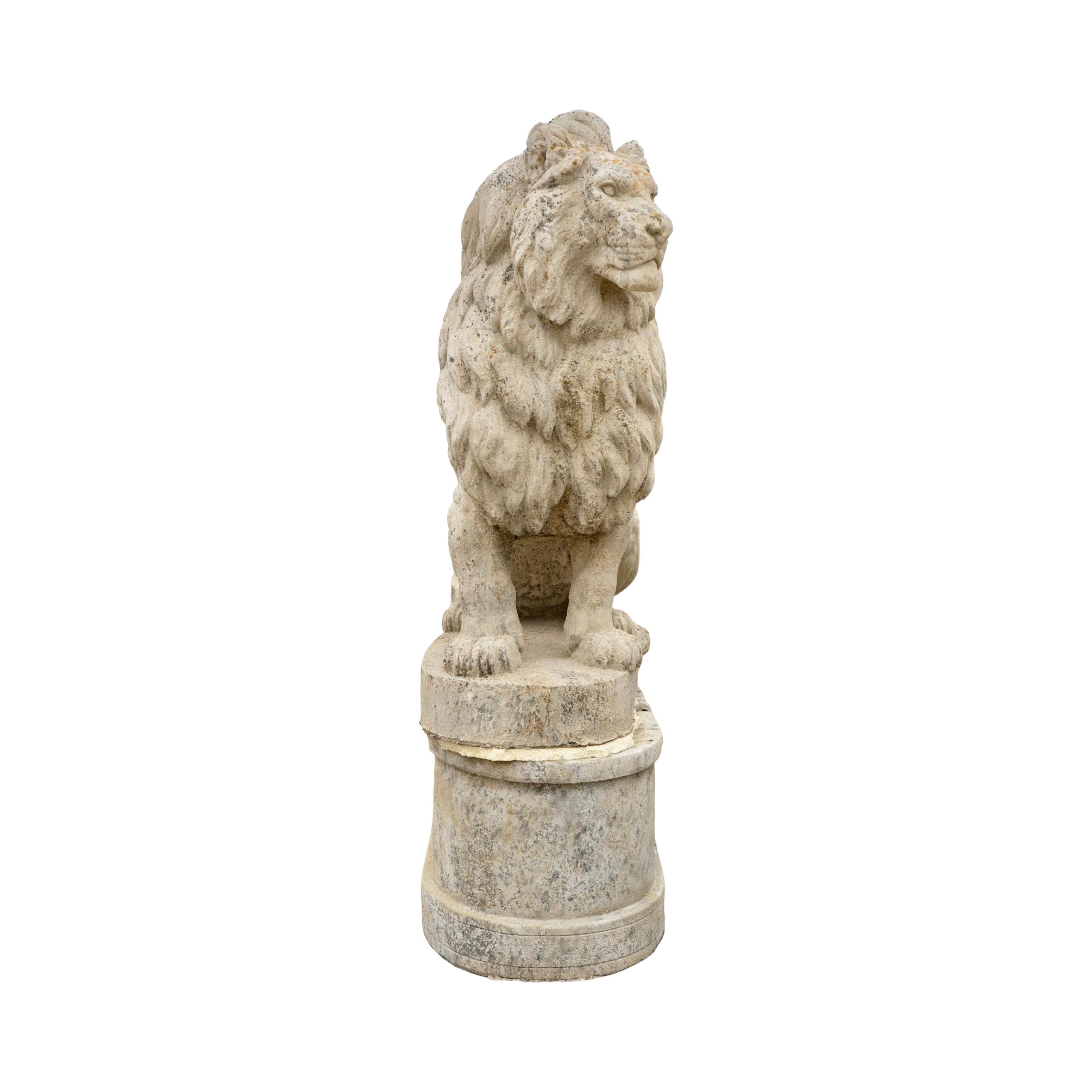 Una statua di leone francese contemporanea in pietra ricomposta con una splendida finitura invecchiata. I due pezzi sono separati ma vengono venduti insieme. La base viene fornita con il leone al momento dell'acquisto. 