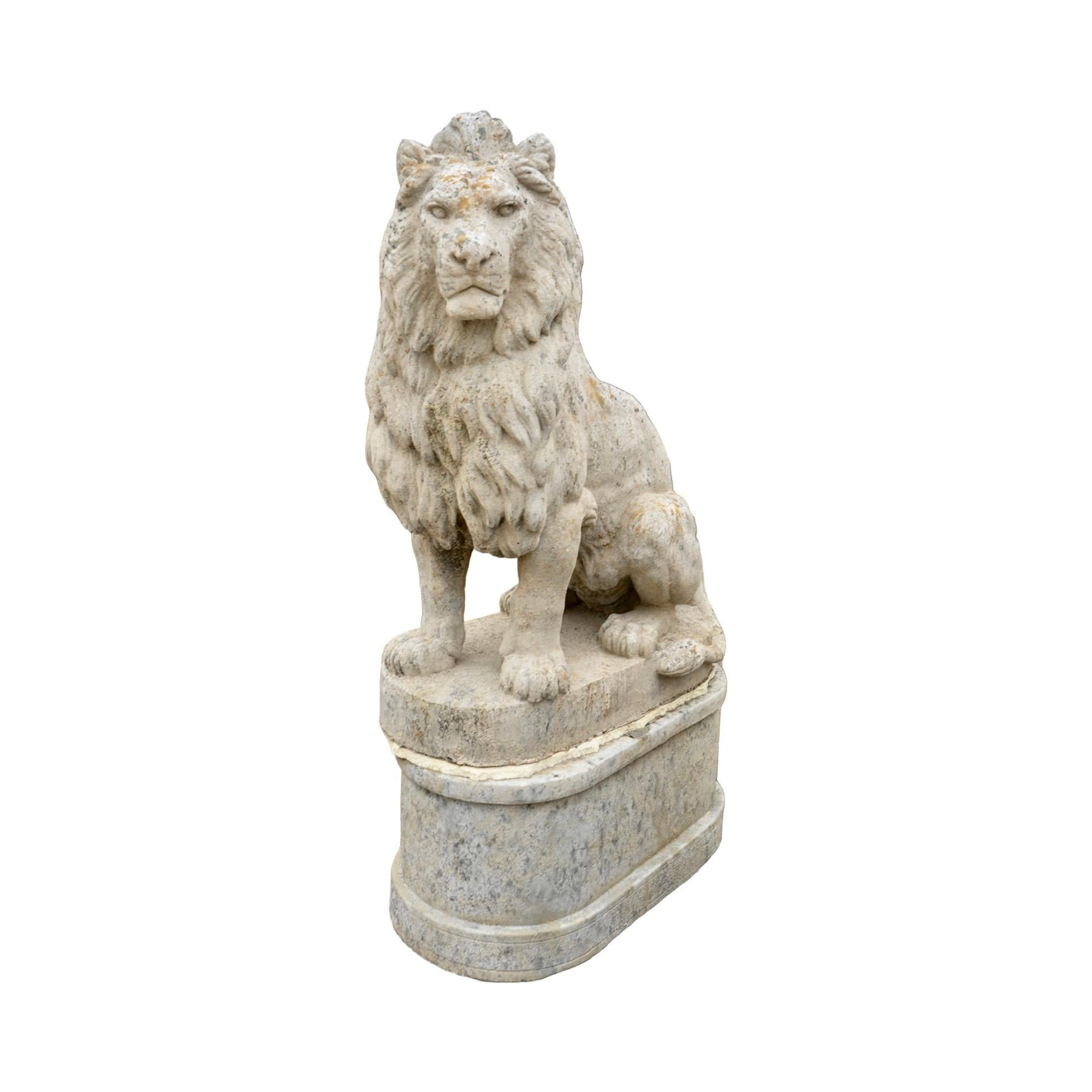 Statua di leone in pietra ricostituita francese contemporanea con base In condizioni Nuovo in vendita a Dallas, TX