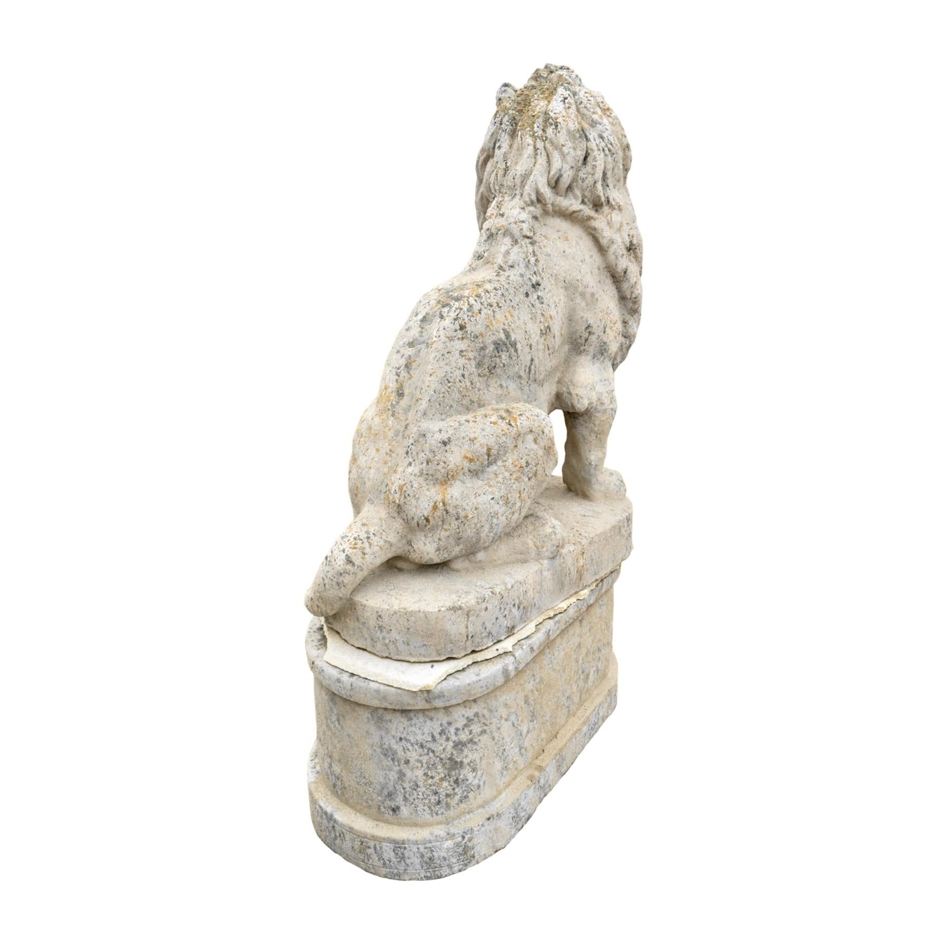 Pietra Statua di leone in pietra ricostituita francese contemporanea con base in vendita