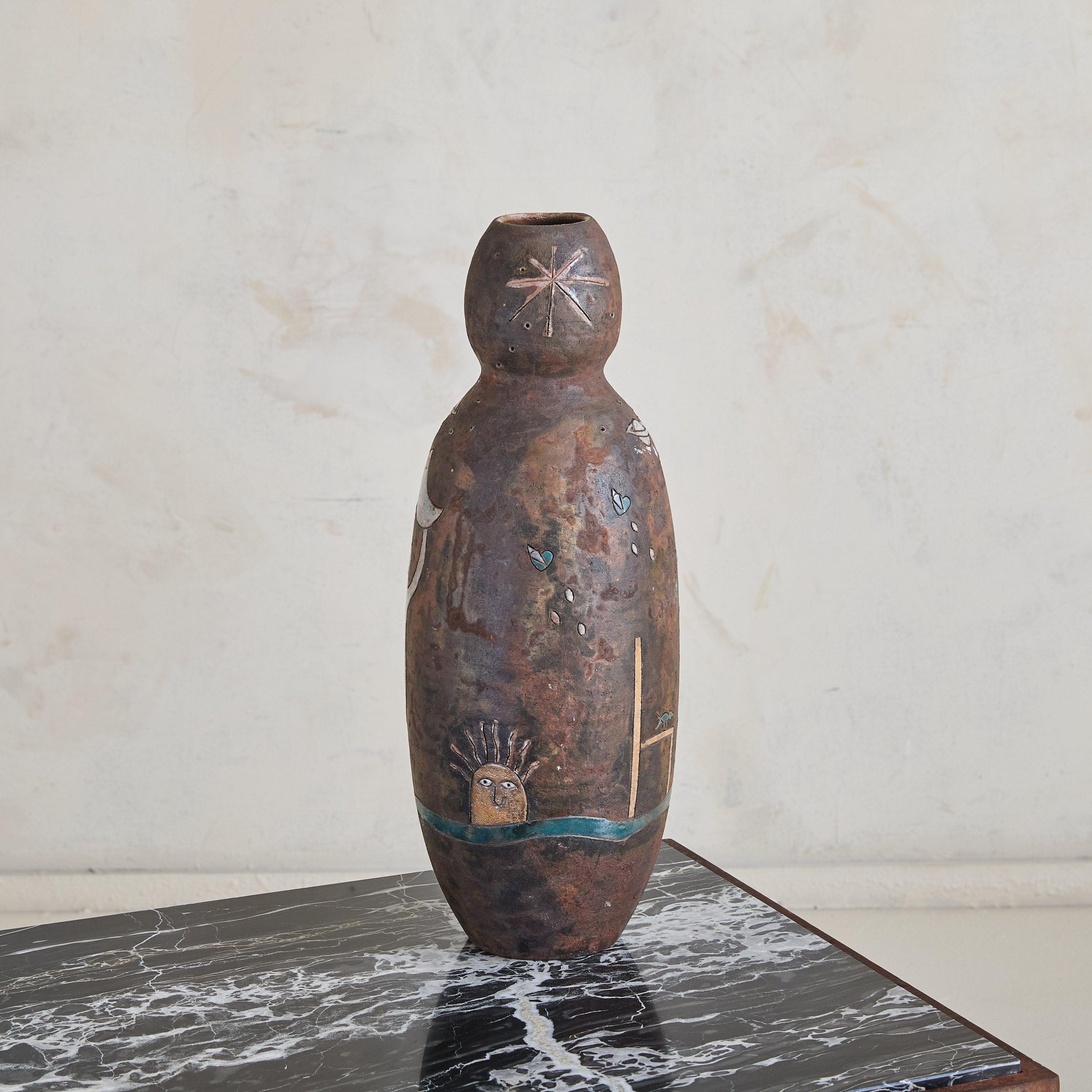 Un vaso contemporaneo in terracotta realizzato dalla ceramista francese Nuria Alba. Il motivo dipinto a mano raffigura una scena di ispirazione surrealista con una figura che sale una scala d'oro sotto un cielo notturno celeste punteggiato di