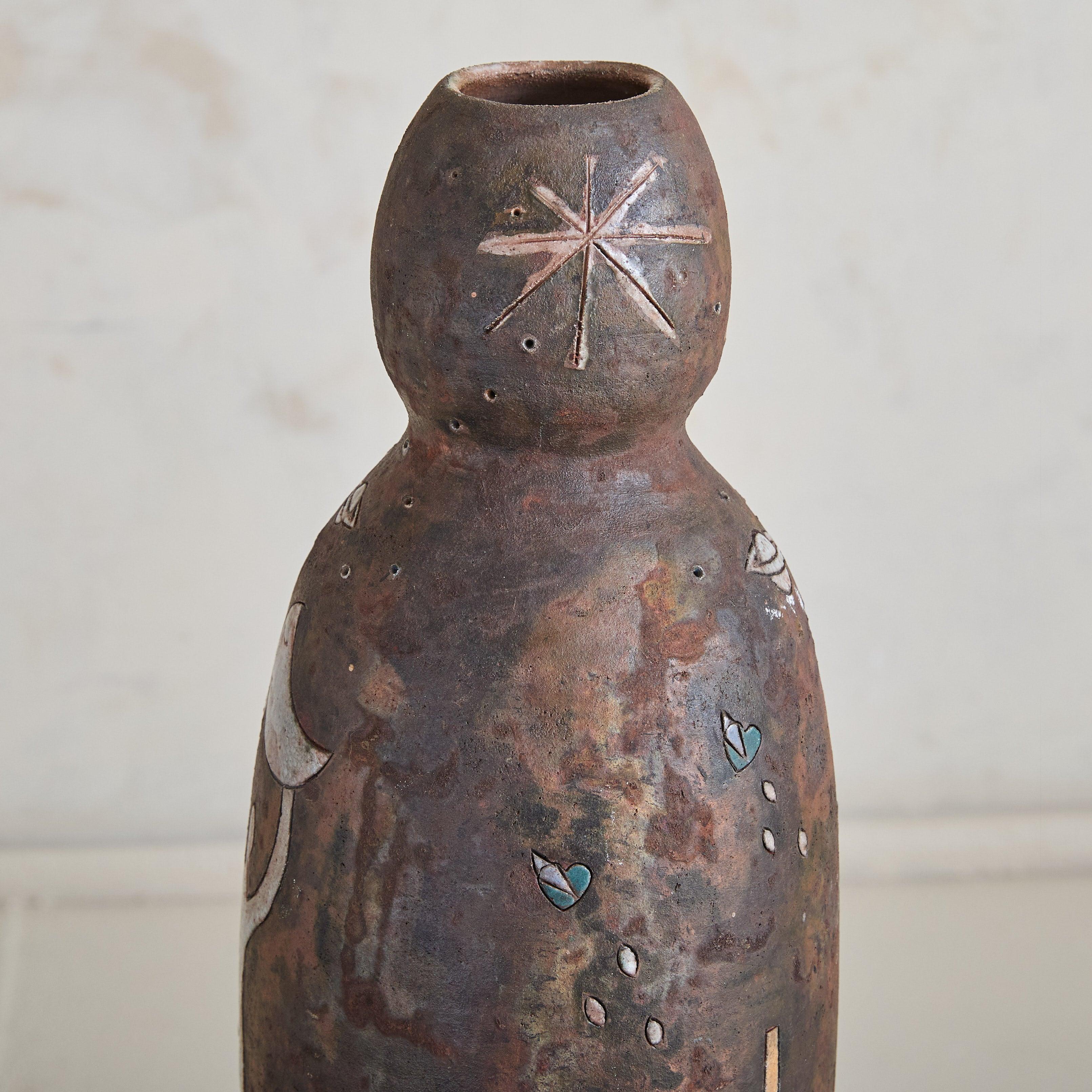 Mid-Century moderno Vaso francese contemporaneo in terracotta con motivi celestiali di Nuria Alba in vendita