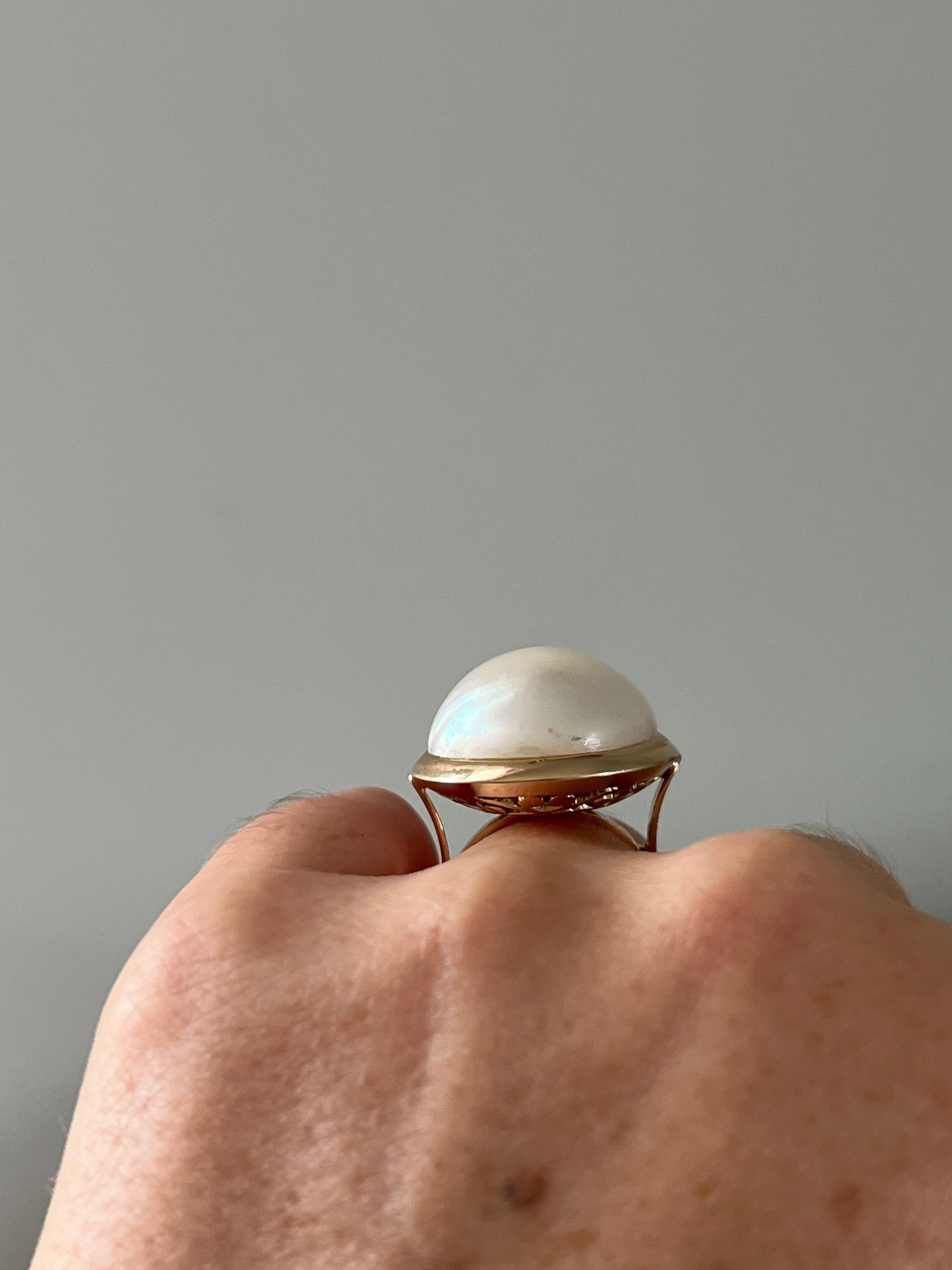 Anello contemporaneo con perla d'acqua dolce coltivata a bottone in oro giallo 14k in vendita 4