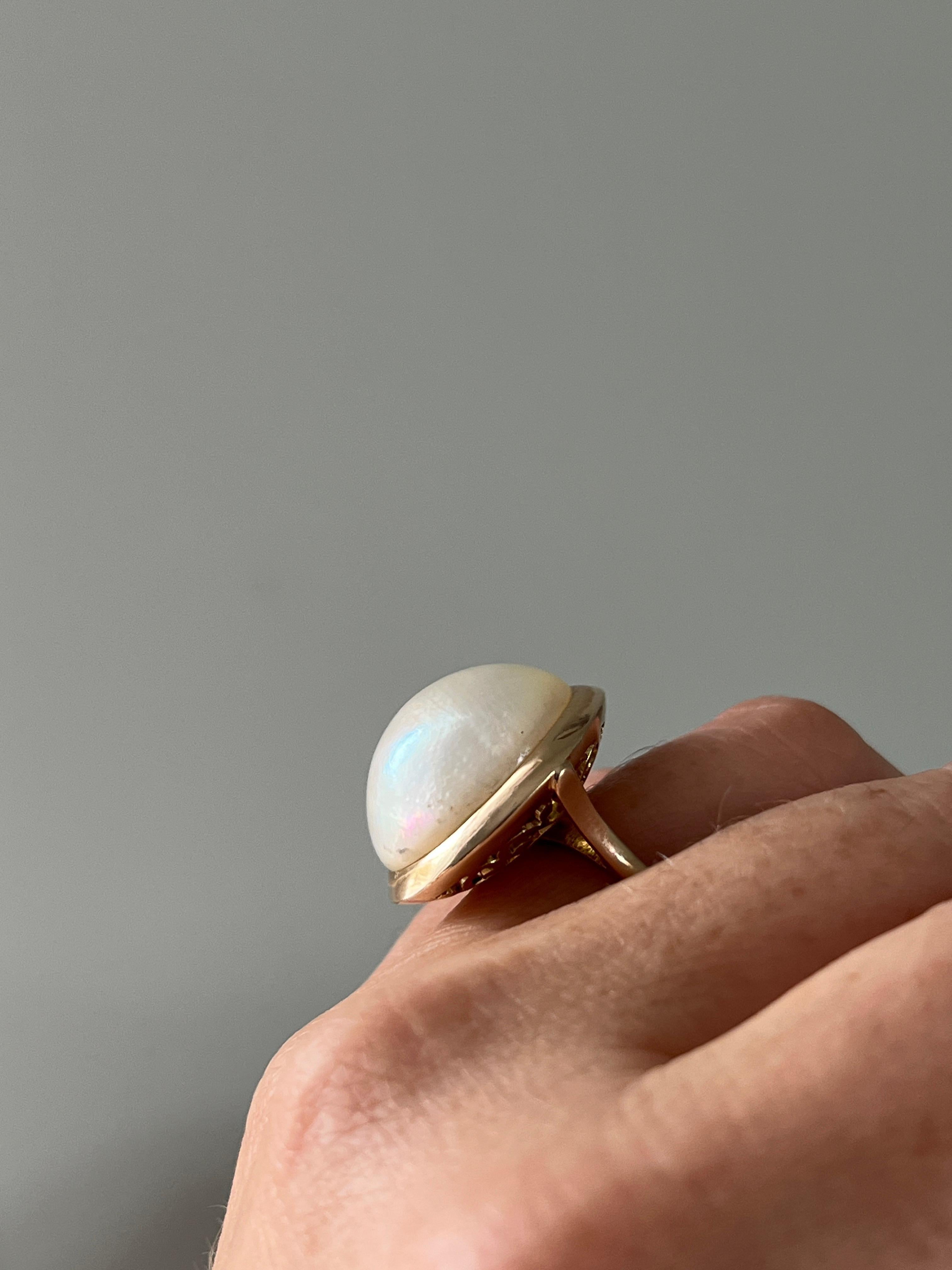 Anello contemporaneo con perla d'acqua dolce coltivata a bottone in oro giallo 14k in vendita 5