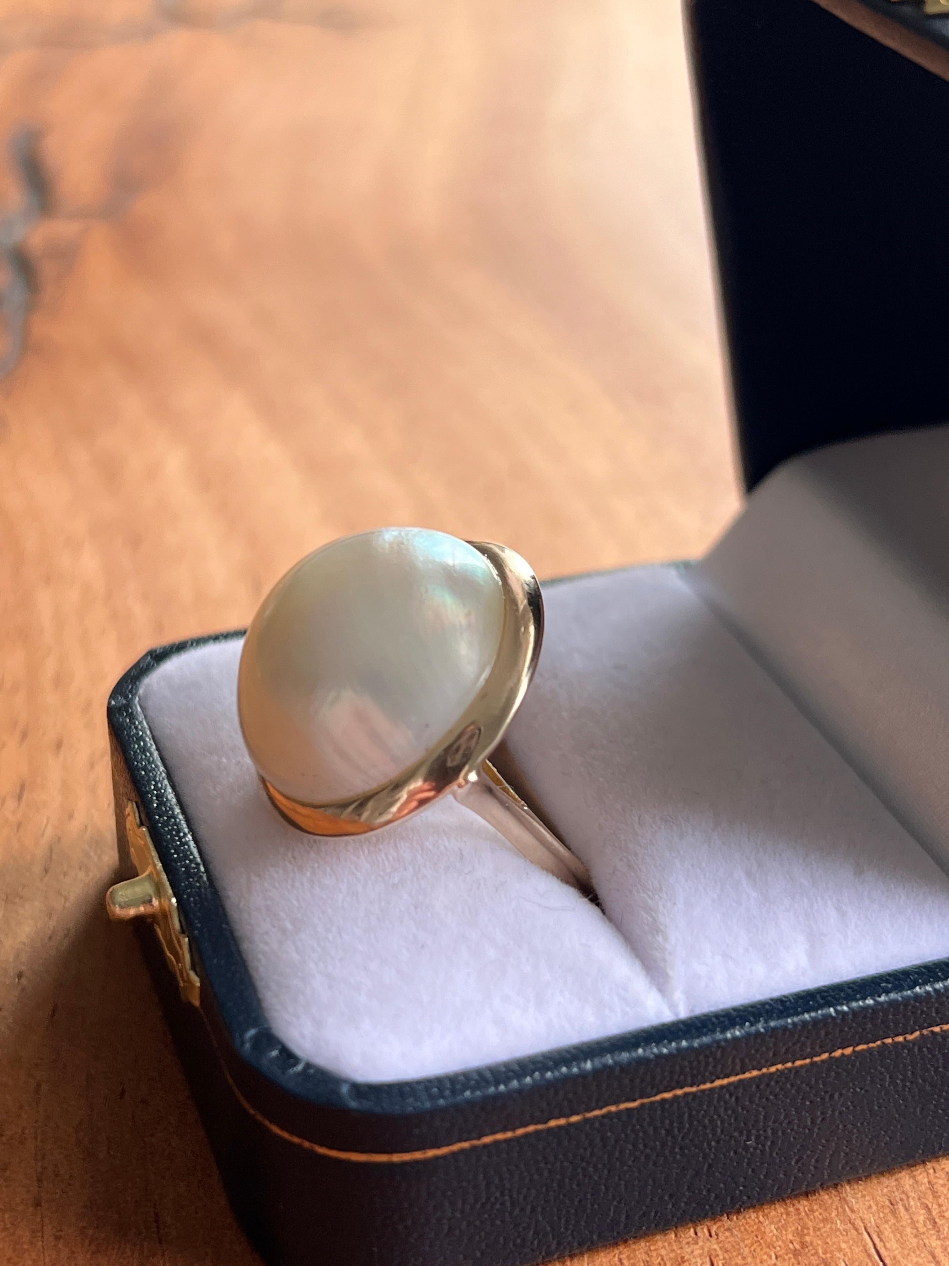 Contemporaneo Anello contemporaneo con perla d'acqua dolce coltivata a bottone in oro giallo 14k in vendita