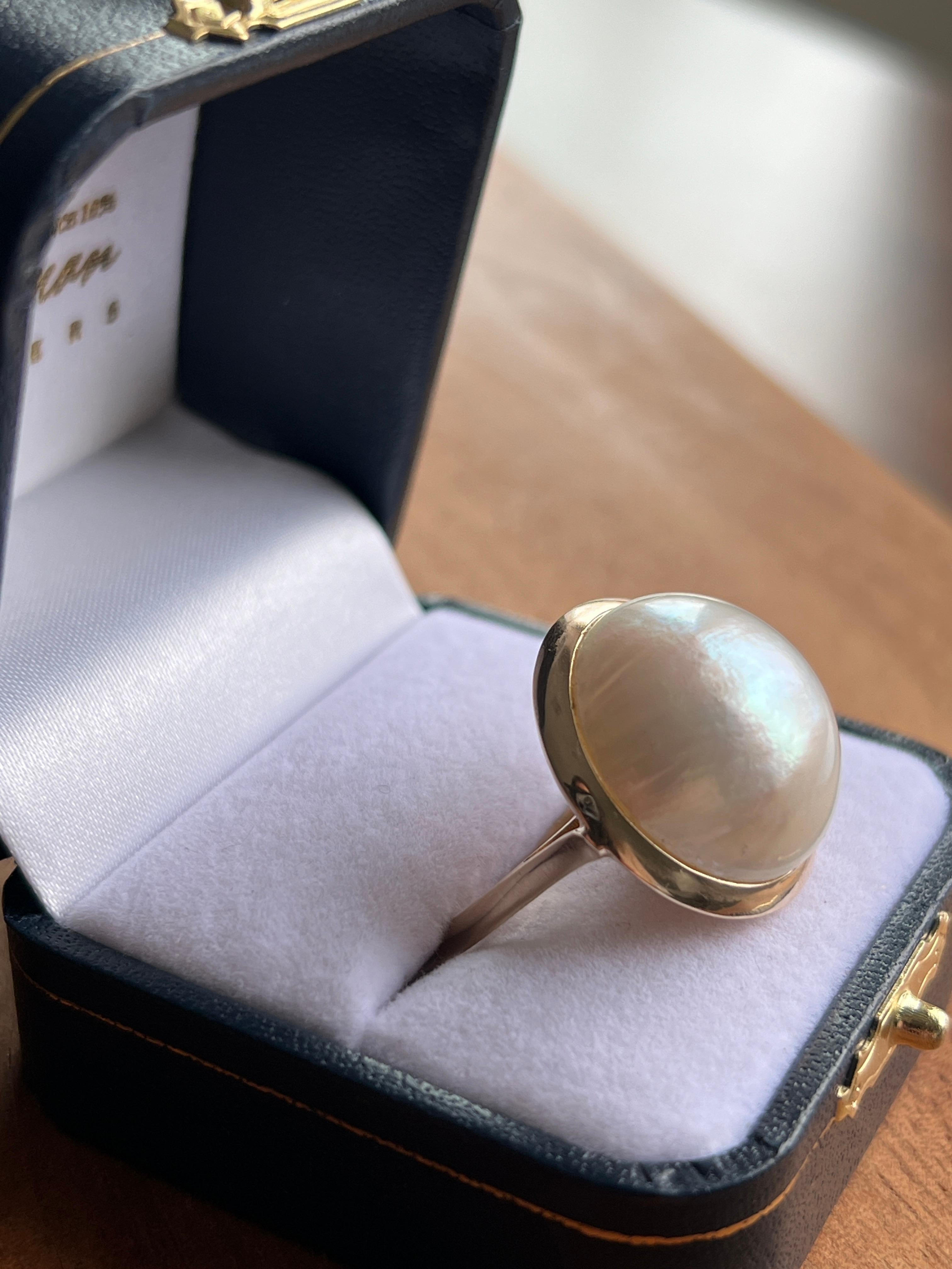 Cabochon Anello contemporaneo con perla d'acqua dolce coltivata a bottone in oro giallo 14k in vendita