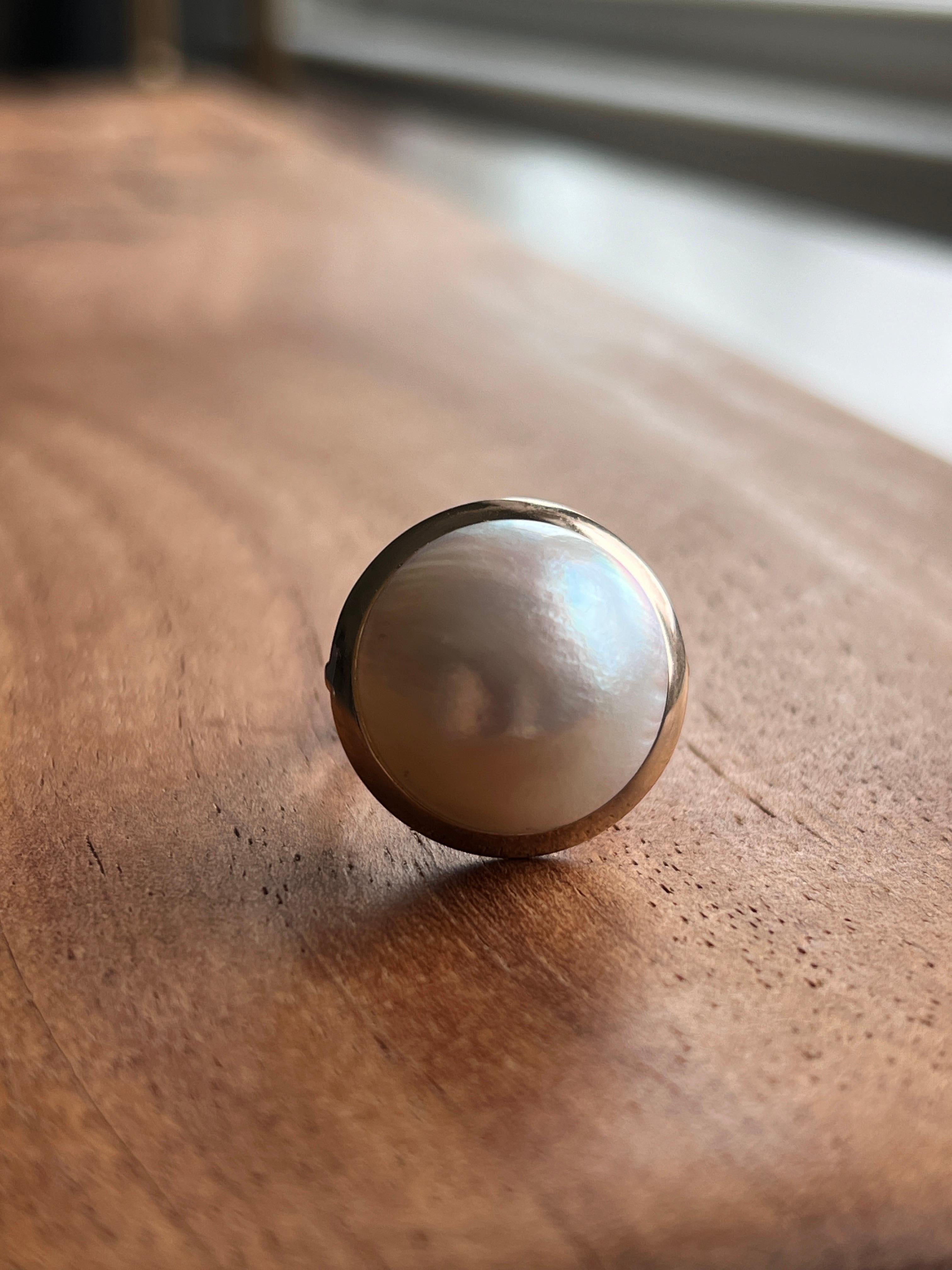 Anello contemporaneo con perla d'acqua dolce coltivata a bottone in oro giallo 14k In condizioni buone in vendita a Towson, MD