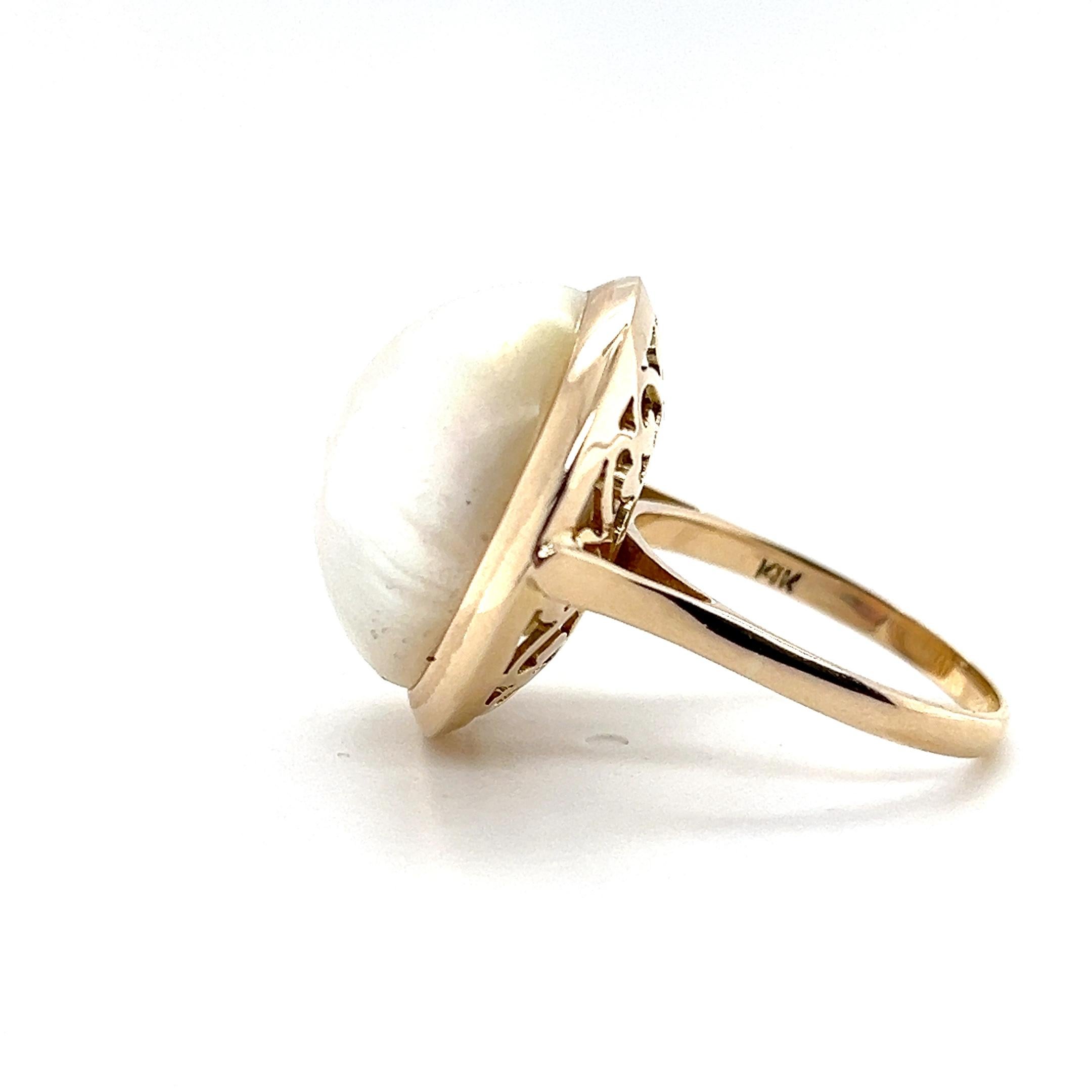 da uomo o donna Anello contemporaneo con perla d'acqua dolce coltivata a bottone in oro giallo 14k in vendita