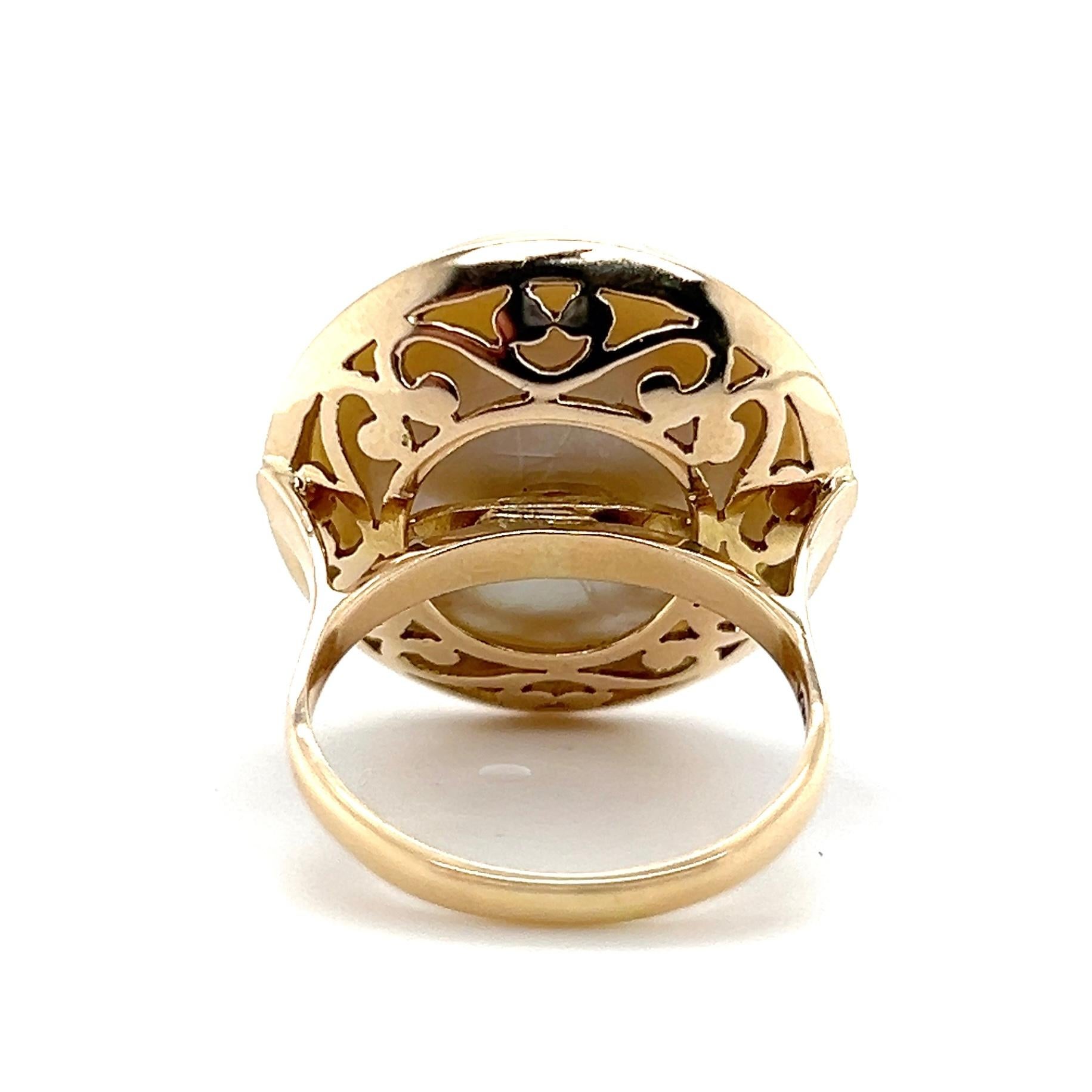 Anello contemporaneo con perla d'acqua dolce coltivata a bottone in oro giallo 14k in vendita 1
