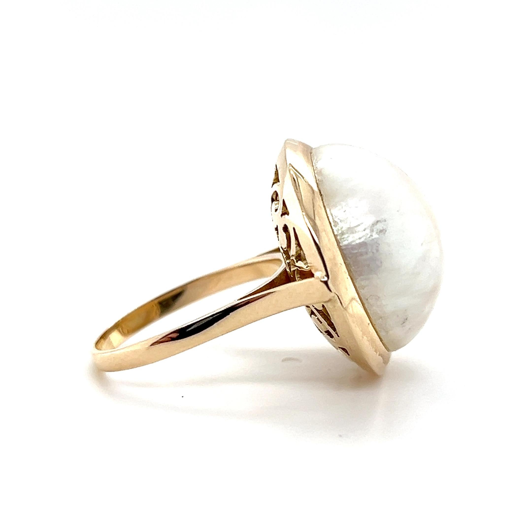 Anello contemporaneo con perla d'acqua dolce coltivata a bottone in oro giallo 14k in vendita 2