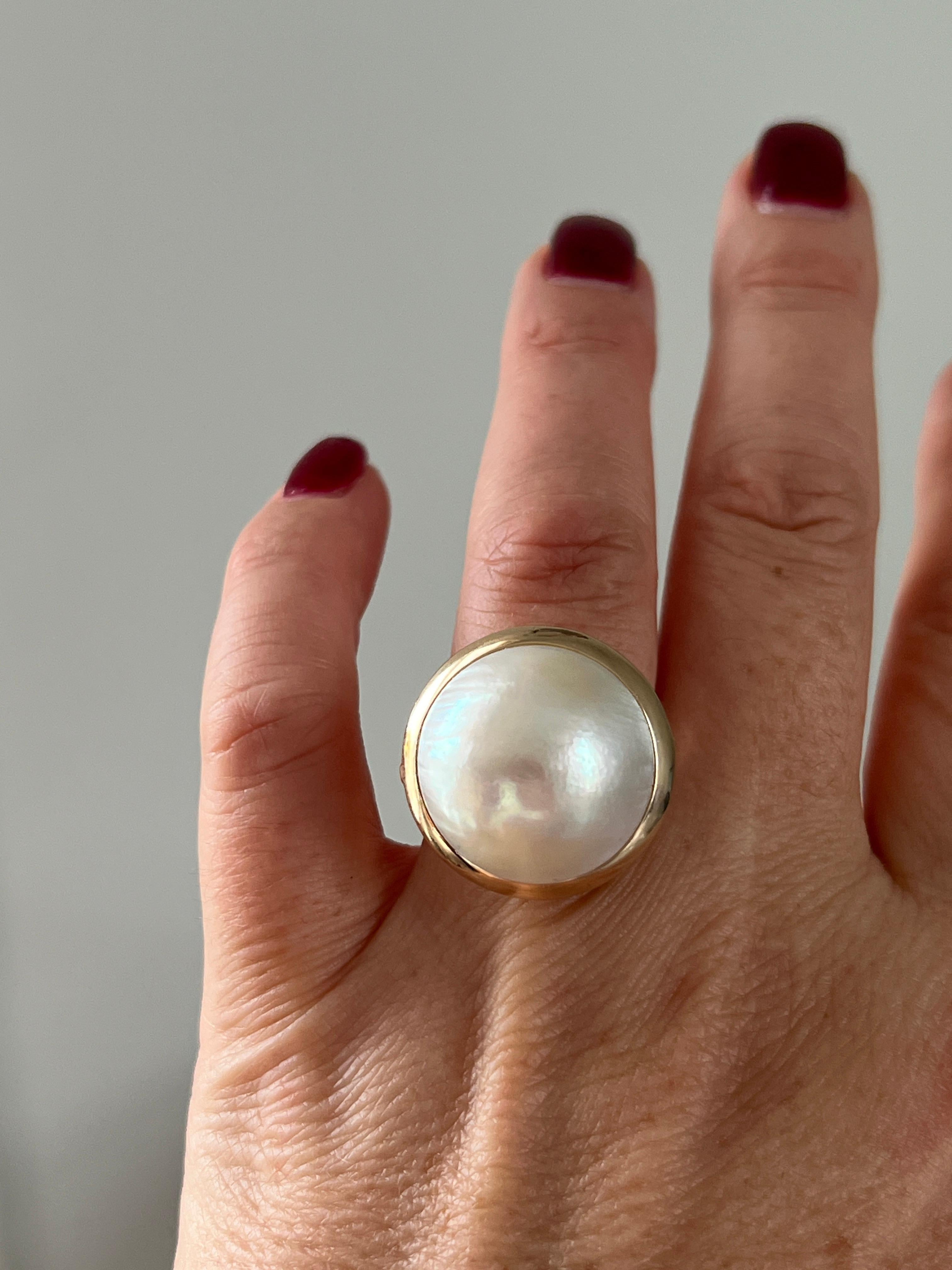 Anello contemporaneo con perla d'acqua dolce coltivata a bottone in oro giallo 14k in vendita 3