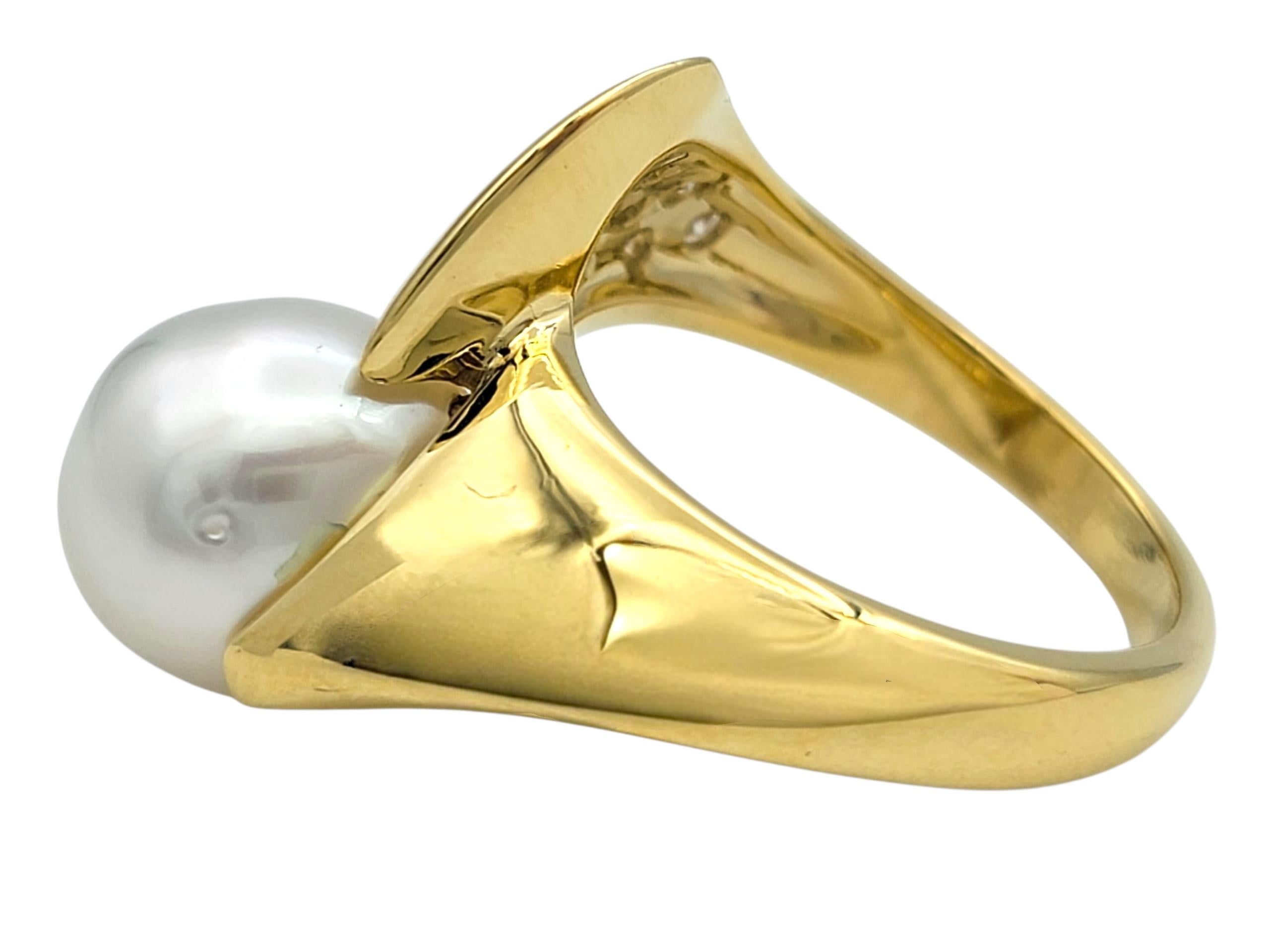 Contemporaneo Contemporary Freshwater Pearl and Diamond Bypass Style Cocktail Ring 18K Gold in vendita