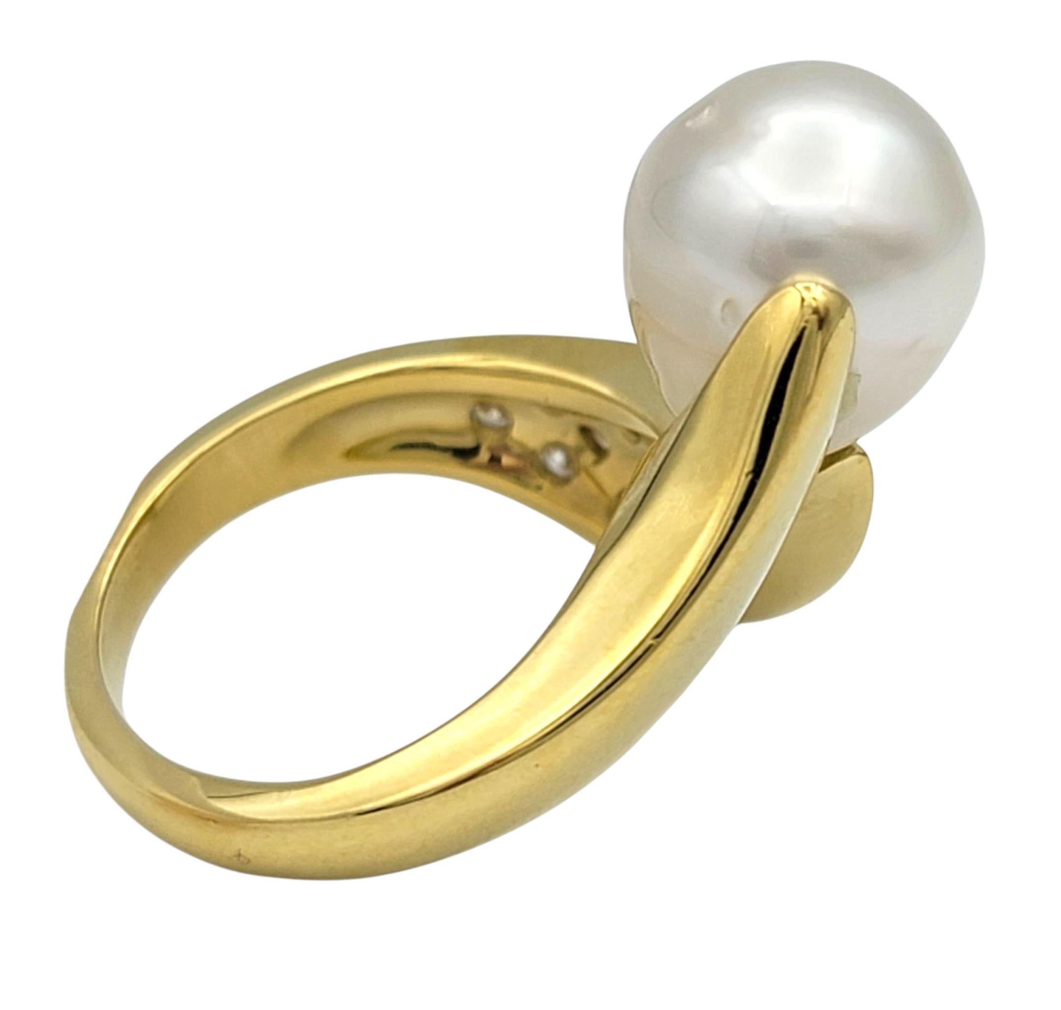 Taglio rotondo Contemporary Freshwater Pearl and Diamond Bypass Style Cocktail Ring 18K Gold in vendita