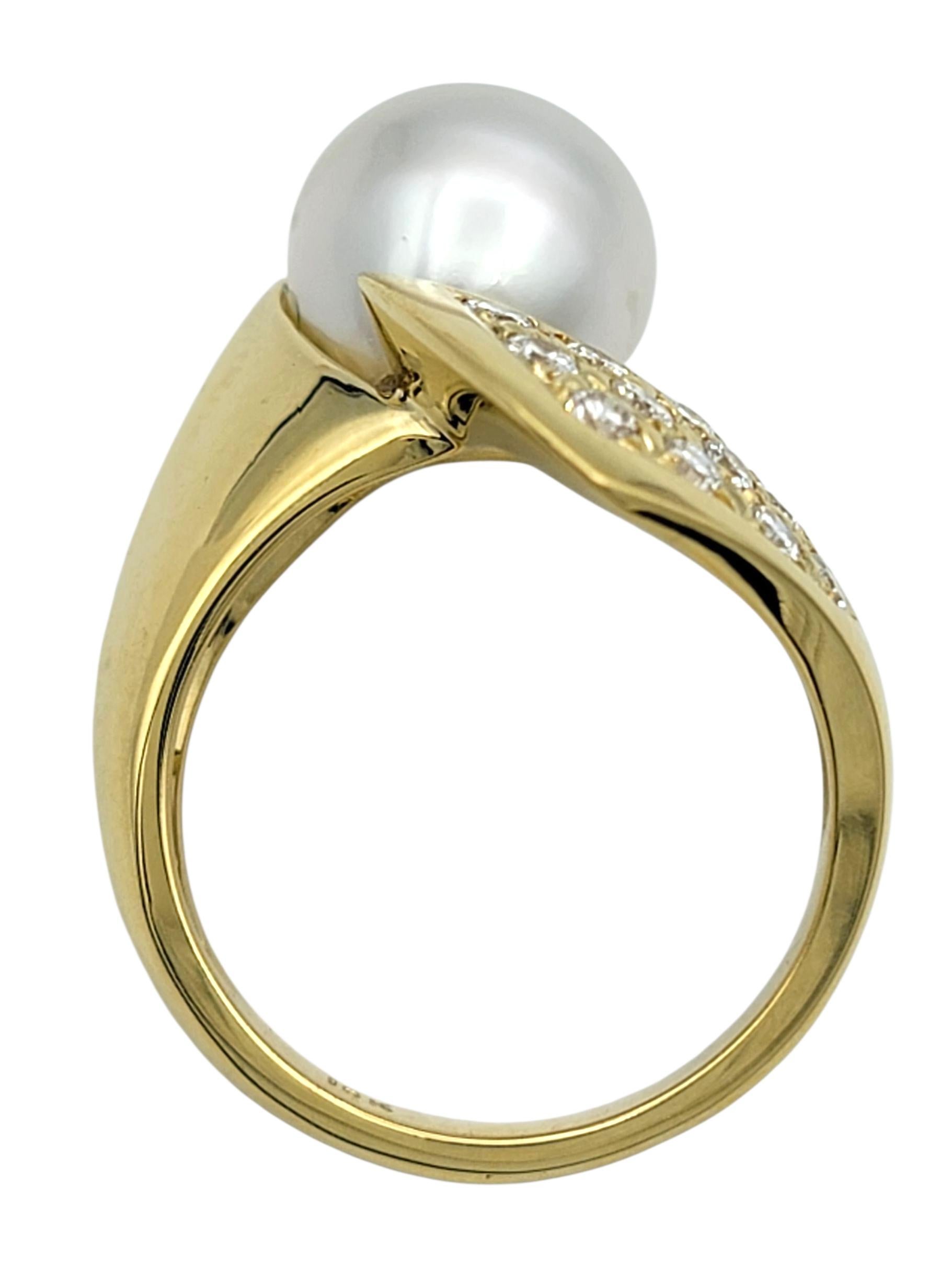Donna Contemporary Freshwater Pearl and Diamond Bypass Style Cocktail Ring 18K Gold in vendita