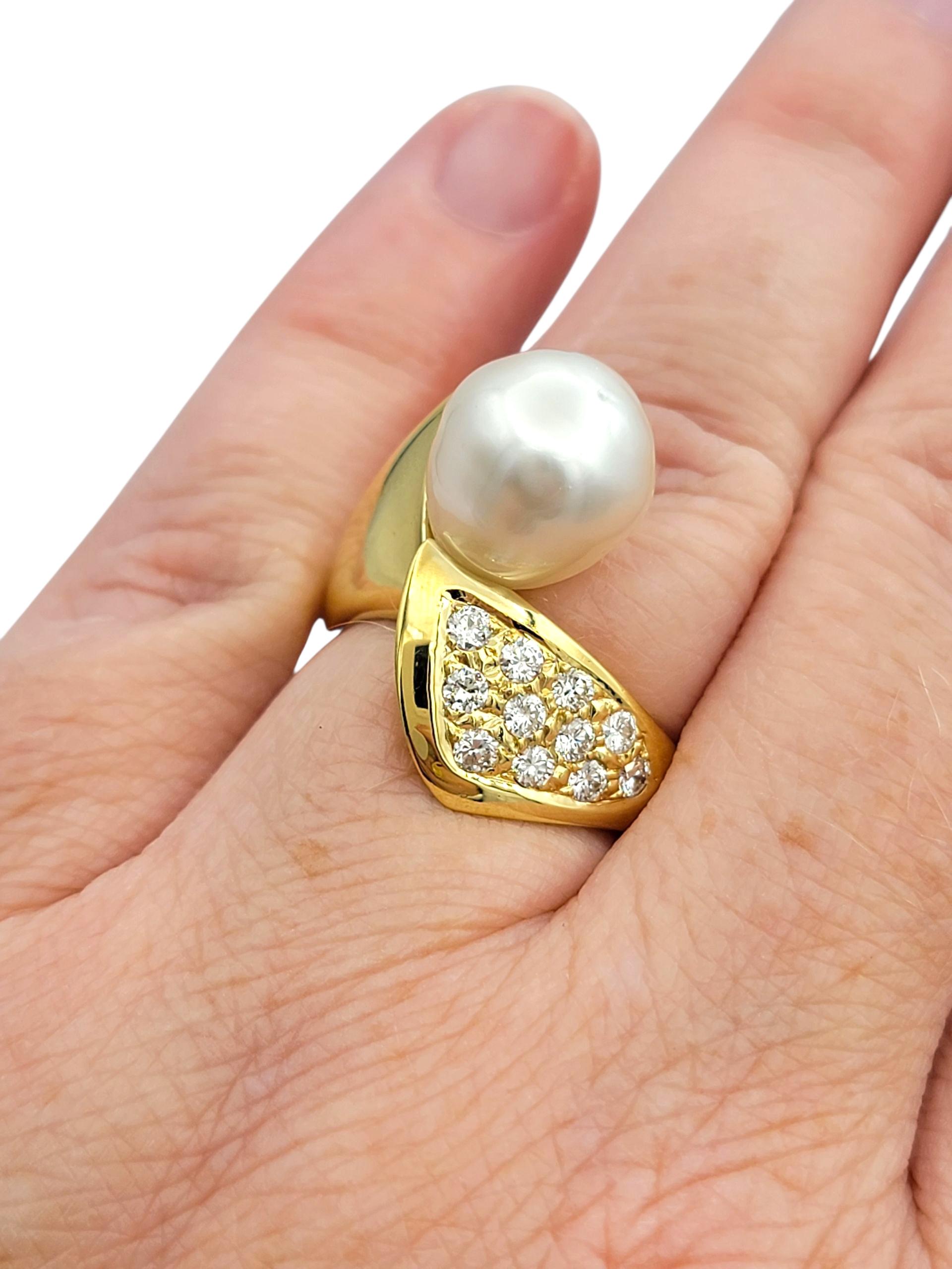 Contemporary Freshwater Pearl and Diamond Bypass Style Cocktail Ring 18K Gold in vendita 1