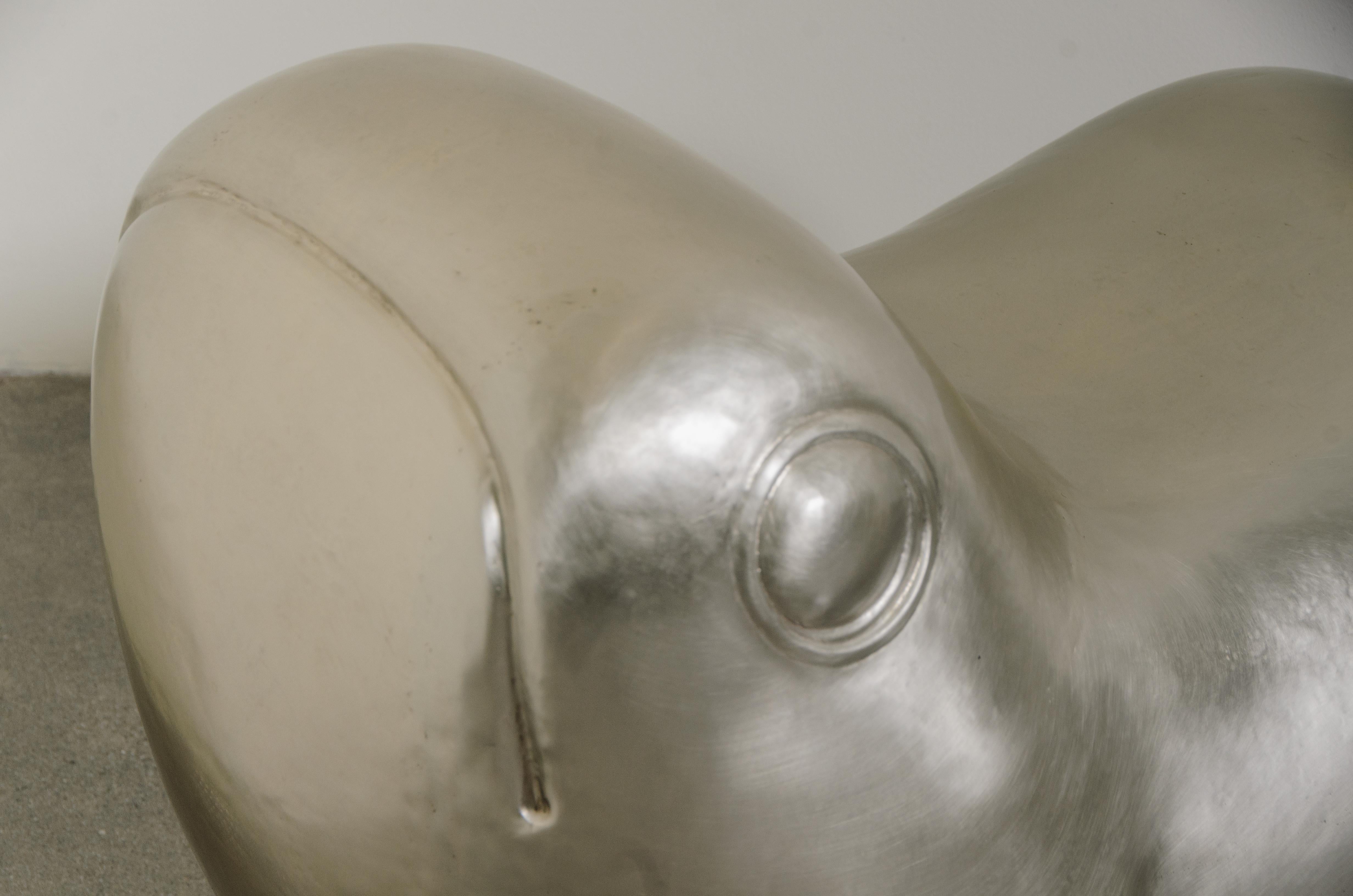 Repoussé Siège de grenouille contemporain en bronze blanc par Robert Kuo, repoussé à la main en vente