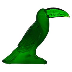 Zeitgenössische Skulptur aus Milchglas "Grüner Tukan" von Lalique Glas