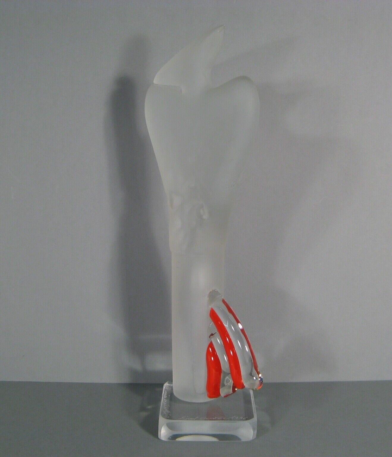 Contemporary Frosted Glass Sculpture of a Stylized Woman - Signed Geuver - 1Y144 In Good Condition In Bordeaux, FR