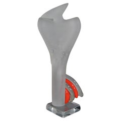 Sculpture contemporaine en verre dépoli représentant une femme stylisée - Signée Geuver - 1Y144