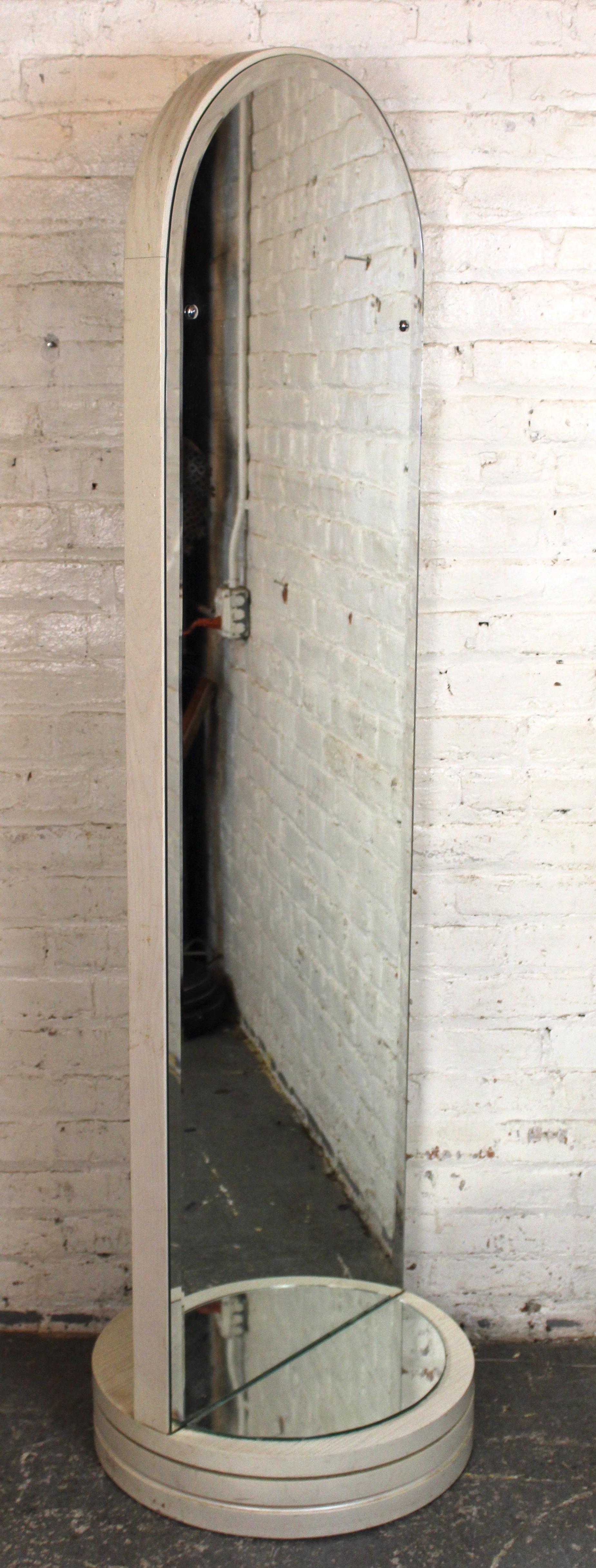 Specchio girevole a tutta lunghezza in stile contemporaneo In condizioni buone in vendita a Brooklyn, NY