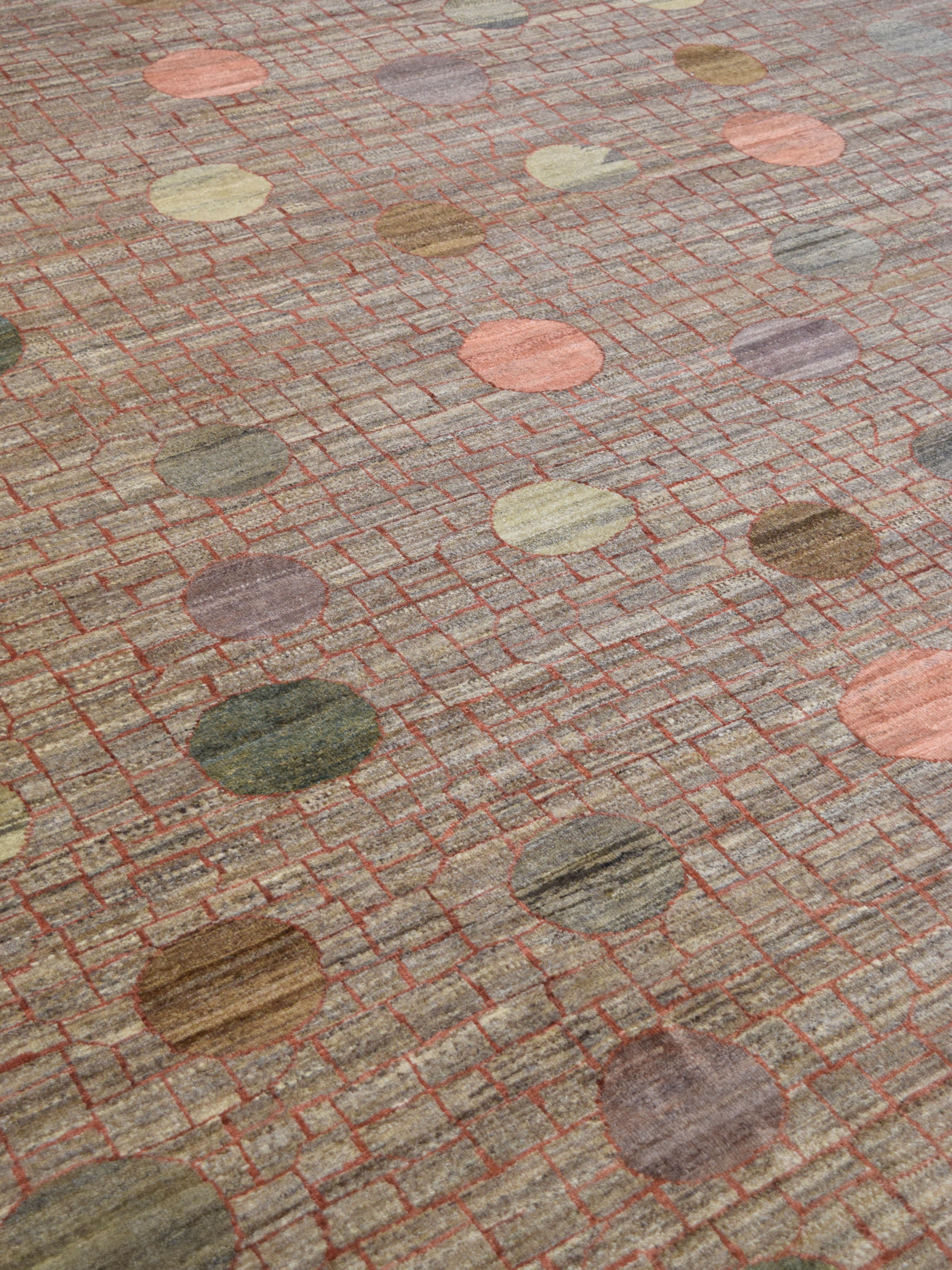 Avec ses cercles luxuriants de vert et de rose sur un fond marron, ce tapis persan contemporain 8' x 10', 