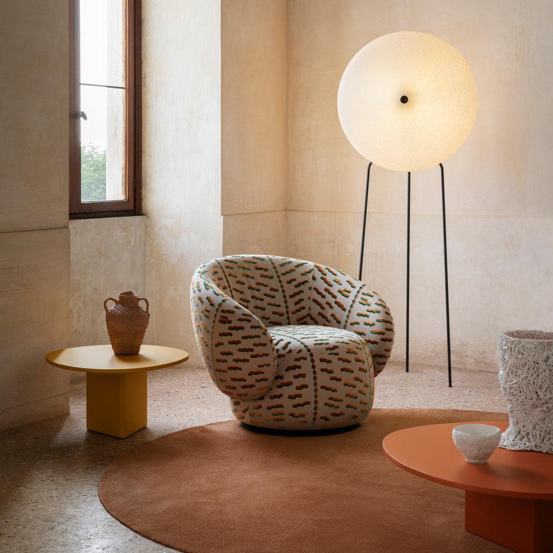 Con sus característicos reposabrazos en forma de gota que abrazan un asiento regordete y curvilíneo, este sillón es una invitación visual a la relajación.  Déjate llevar por tu imaginación mientras te hundes en su comodidad.
Hacemos todo lo posible