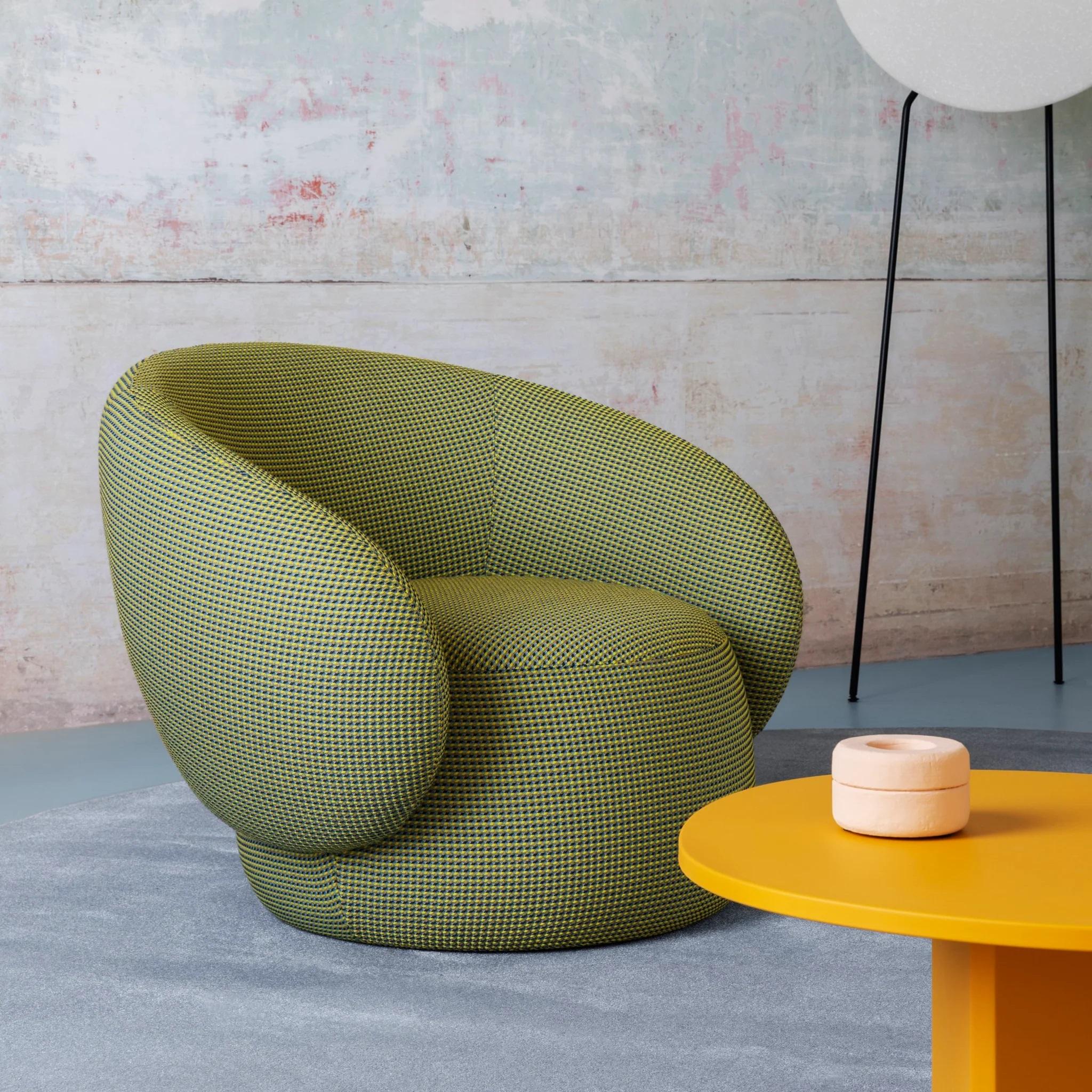 Silla de salón contemporánea totalmente tapizada con un asiento mullido y curvilíneo Moderno en venta
