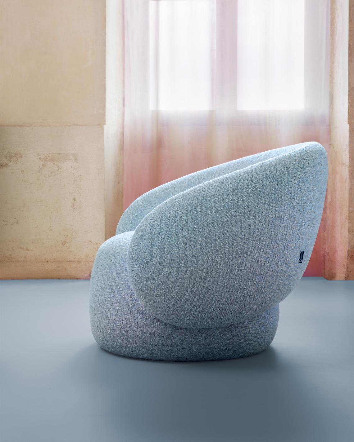Silla de salón contemporánea totalmente tapizada con un asiento mullido y curvilíneo Hecho a mano en venta