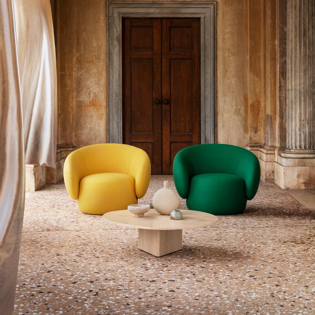 Silla de salón contemporánea totalmente tapizada con un asiento mullido y curvilíneo en Nuevo estado para la venta en NEW YORK, NY