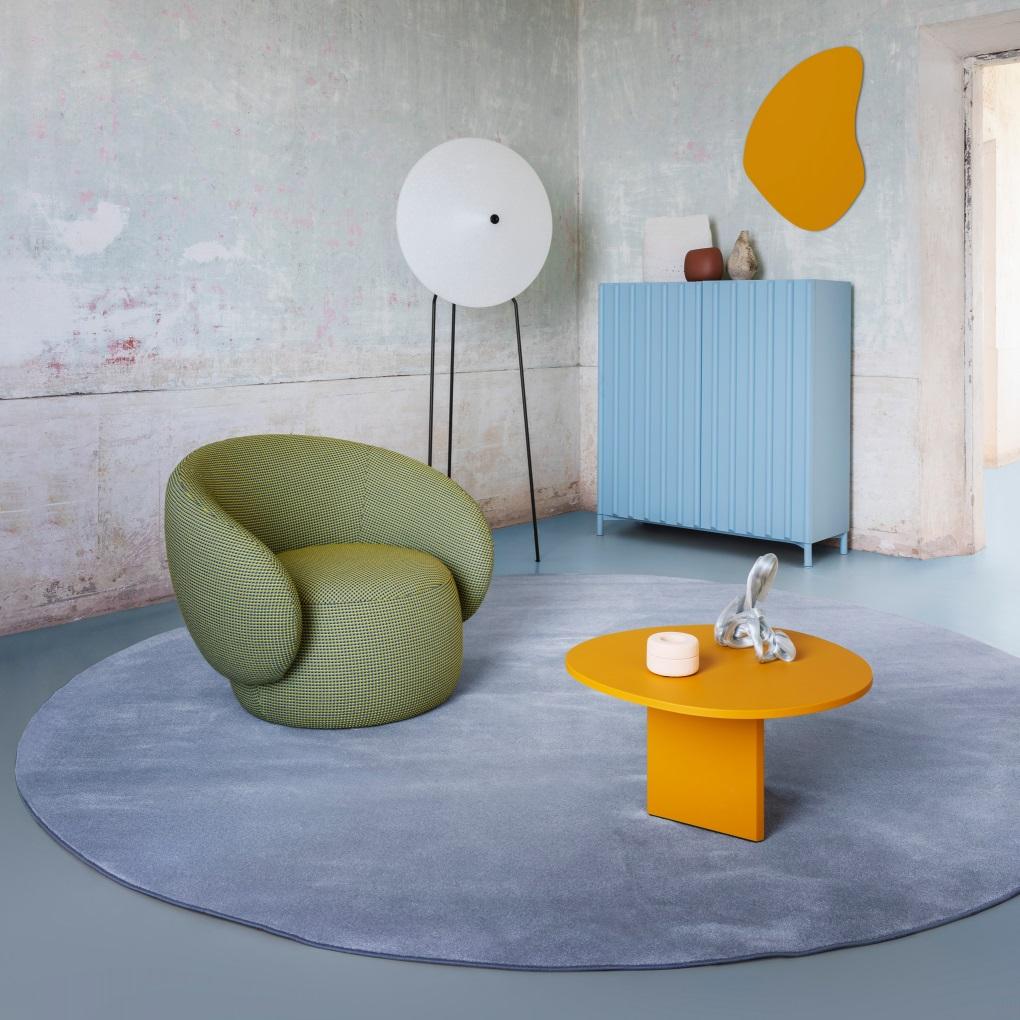 Silla de salón contemporánea totalmente tapizada con un asiento mullido y curvilíneo Siglo XXI y contemporáneo en venta