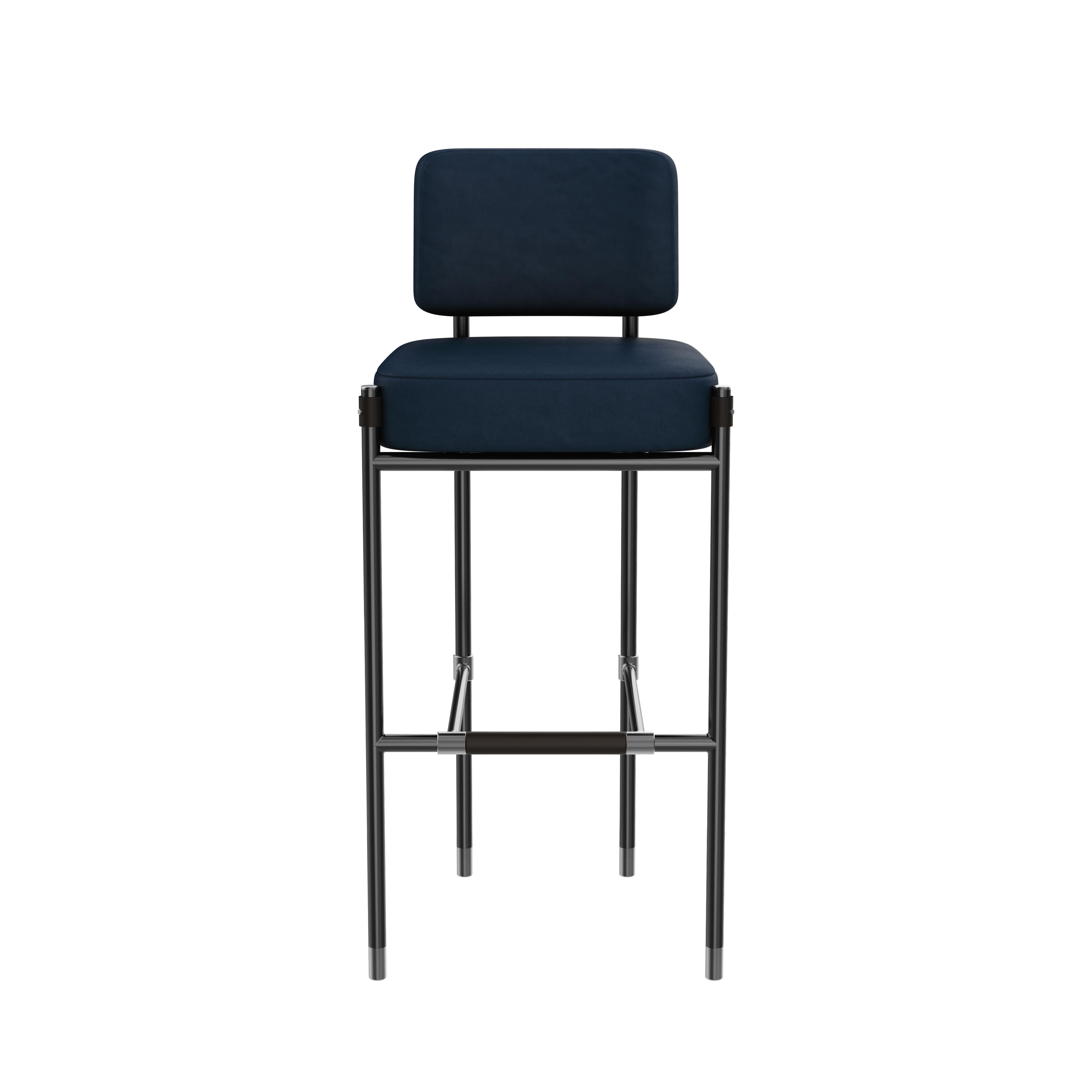 Inspirée par l'esprit industriel et l'énergie vibrante de la rue Fulton à Brooklyn, la chaise de bar Fulton allie sophistication urbaine et modernité brute. Son cadre élégant en acier inoxydable fait écho aux éléments architecturaux des entrepôts de