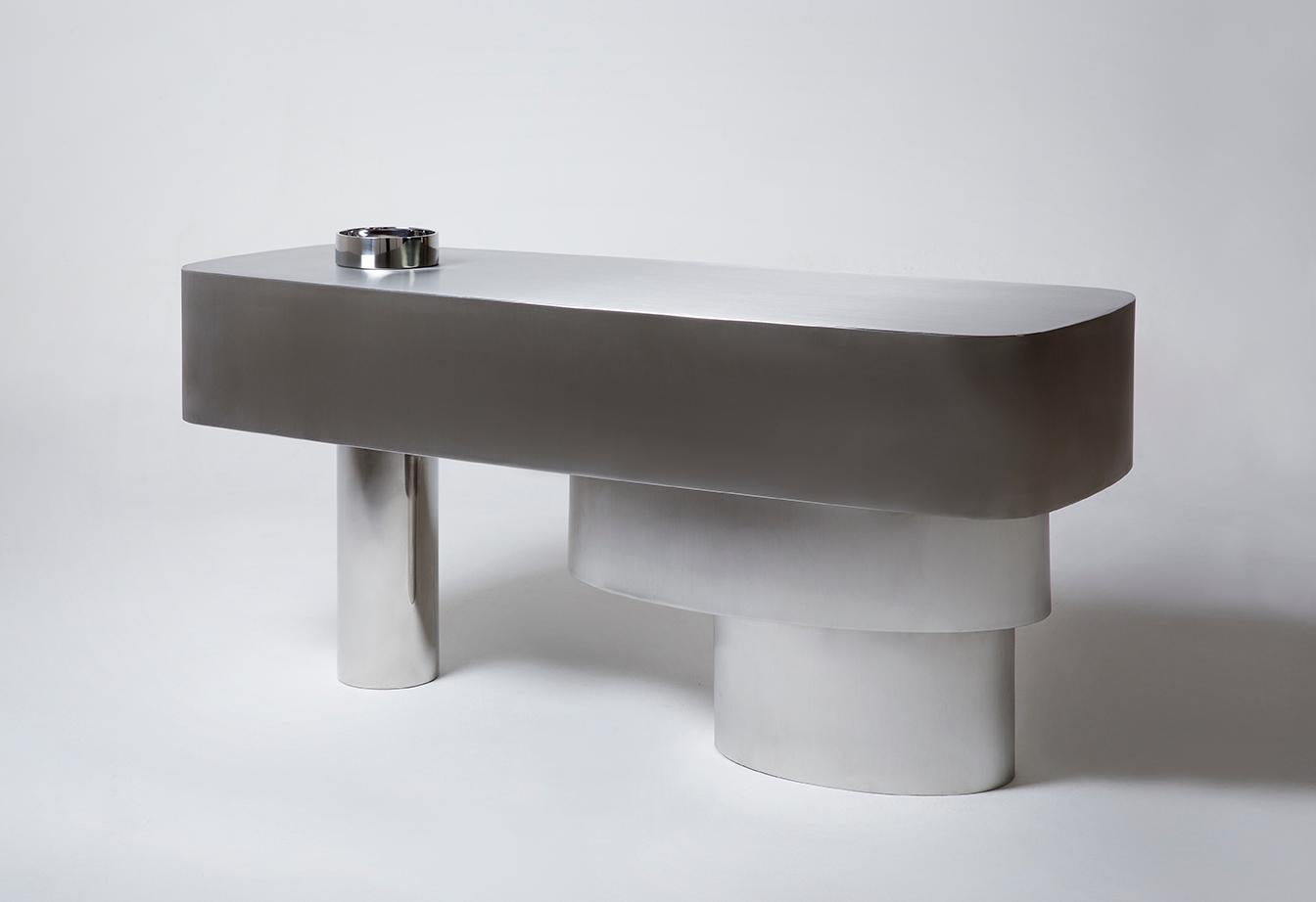 Ghost console
Designed by Juliana Vasconcellos and Matheus Barreto
Brushed and Polished Stainless Steel
Dimensions Console: L 150cm x W 50cm x H 70cm
An asymmetrical balanced combination of smooth
curved shapes in brushed and polished