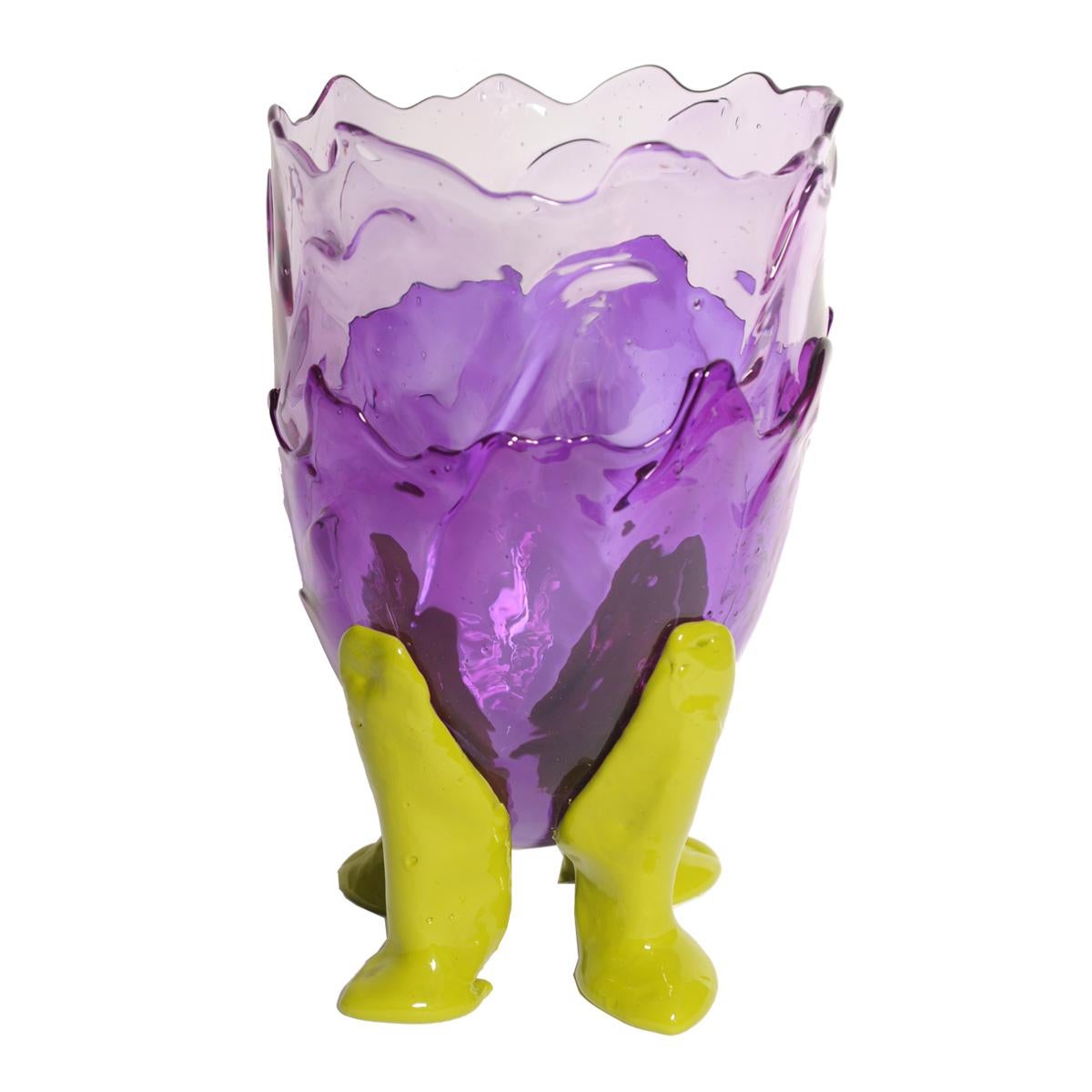 Vaso trasparente di colore extra - lilla chiaro, viola chiaro, verde polvere opaco.

Vaso in resina morbida disegnato da Gaetano Pesce nel 1995 per la collezione Fish Design.

Misure: L- Ø 22cm x H. 36cm
Colori: lilla chiaro, viola chiaro, verde