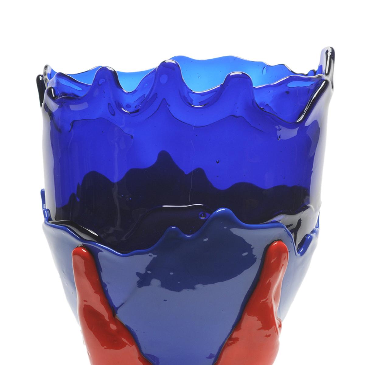Clear extra colour vase - clear blue Klein, matt blue, matt red.

Vase in soft resin designed by Gaetano Pesce in 1995 for Fish Design collection.

Measures: M - Ø 16cm x H 26cm

Other sizes available.
Vase in soft resin designed by Gaetano