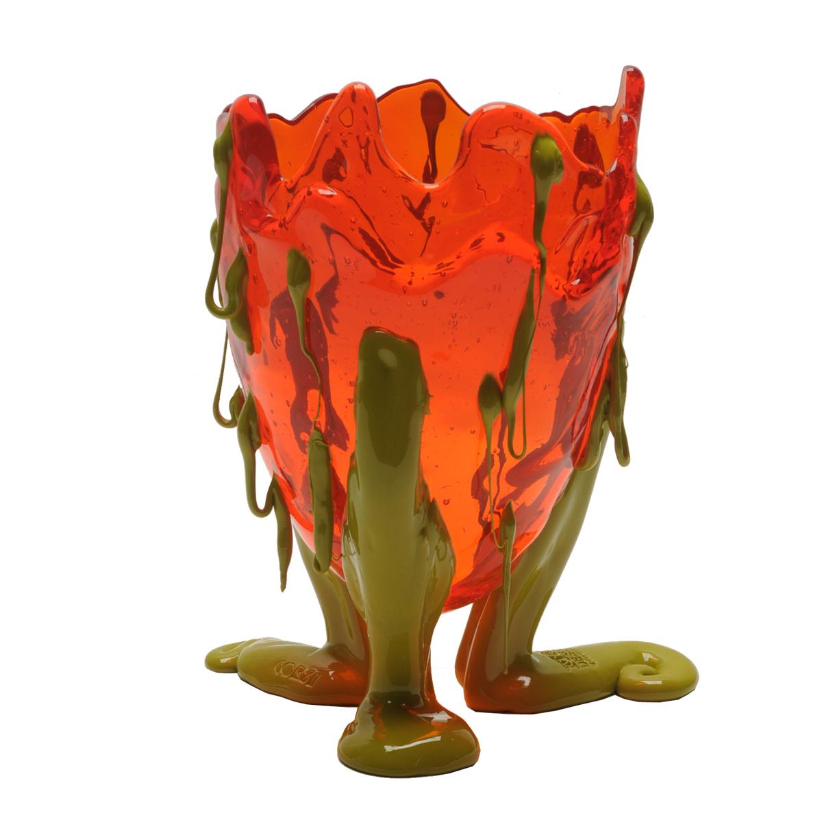 Klare Spezialvase - Klares Orange, mattes staubiges Grün. Ausgabe Halloween 2022.

Vase aus weichem Harz, entworfen von Gaetano Pesce im Jahr 1995 für die Collection'S Fish Design.

Maße: L - Ø 22cm x H 36cm

Andere Größen verfügbar.
Farben: