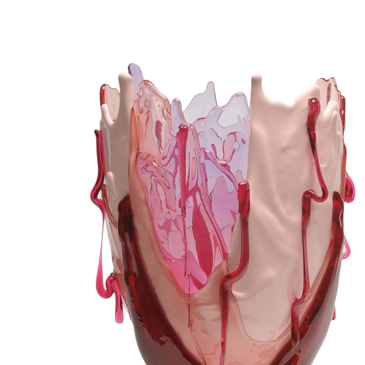 Vaso trasparente di colore extra speciale - rosa chiaro, fucsia chiaro, lilla chiaro, rosa opaco.

Vaso in resina morbida disegnato da Gaetano Pesce nel 1995 per la collezione Fish Design.

Misure: M - ø 16cm x H. 26cm

Altre dimensioni