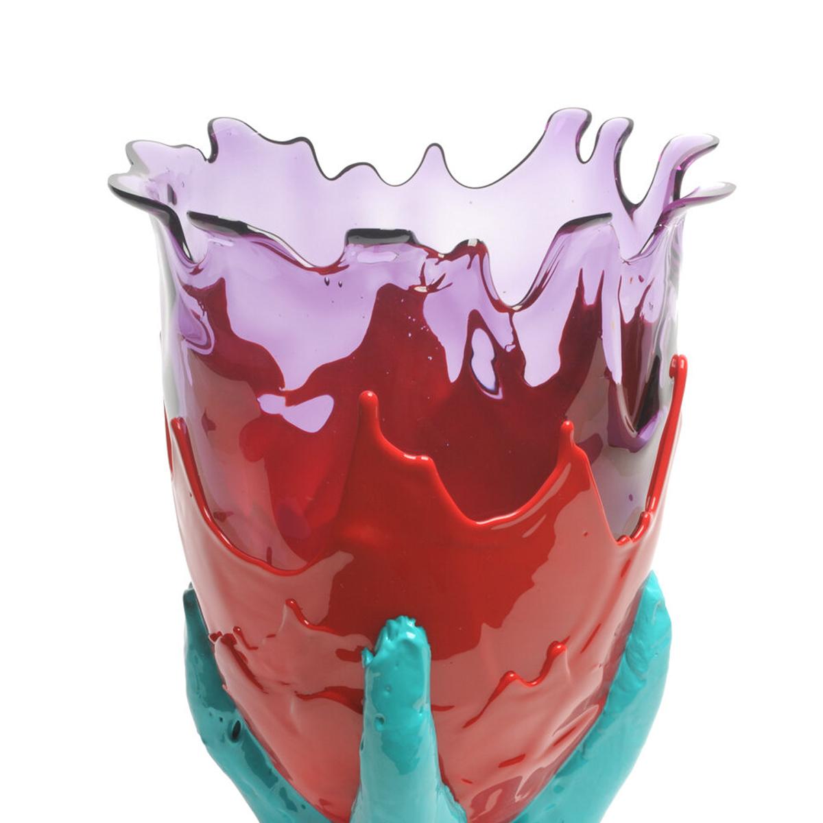 Vase transparent de couleur supplémentaire - lilas transparent, rouge mat, turquoise mat.

Vase en résine souple conçu par Gaetano Pesce en 1995 pour la collection Fish Design.

Mesures : XL Ø 30cm x H 56cm
Couleurs : lilas clair, rouge mat,