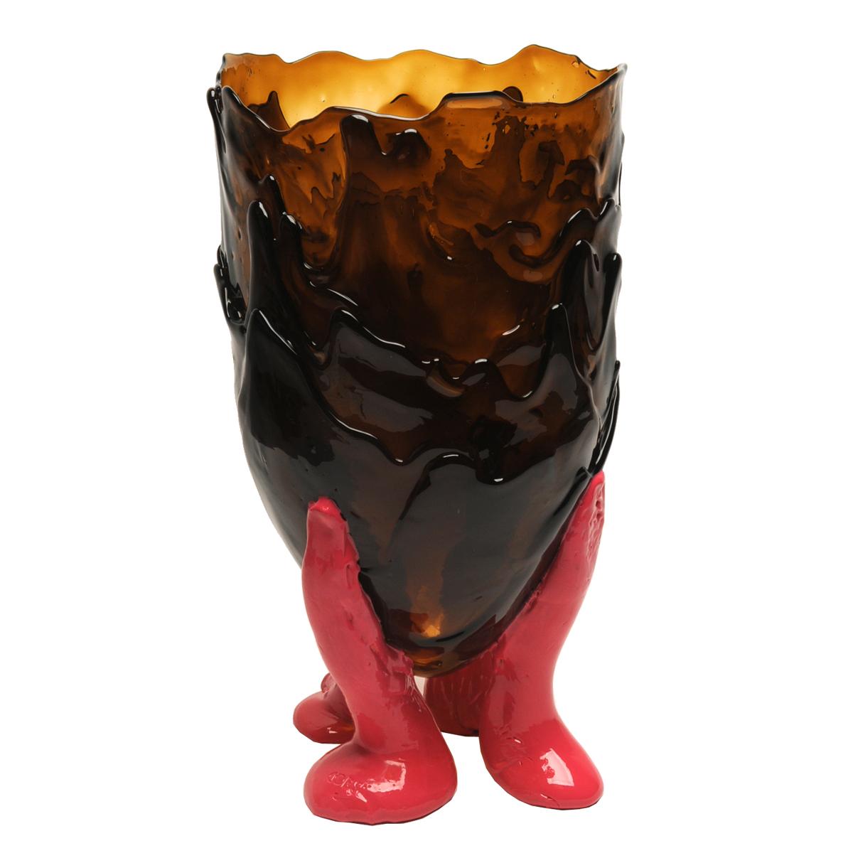 Clear extra colour vase - clear brown, matt fuchsia
Vase in soft resin designed by Gaetano Pesce in 1995 for Fish Design collection.

Measures: XL - ø 30cm x H 56cm
Colours: clear brown, matt fuchsia
Other sizes available.
Vase in soft resin
