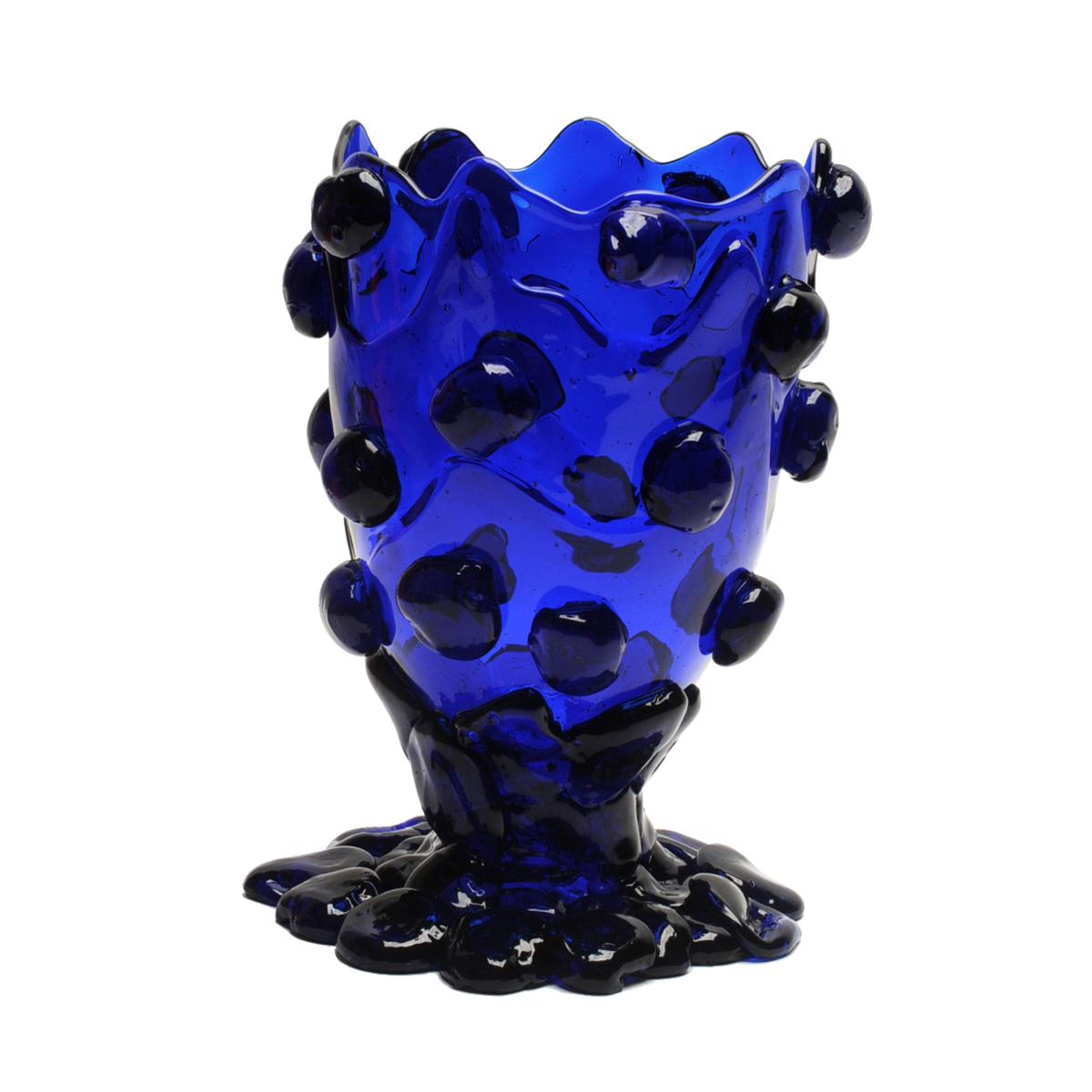 Vase en forme de pépite, bleu clair.
Vase en résine souple conçu par Gaetano Pesce en 1995 pour la collection Fish Design.

Mesures : L - ø 22cm x H 36cm
Couleurs : bleu clair.
Autres tailles disponibles.
Vase en résine souple conçu par