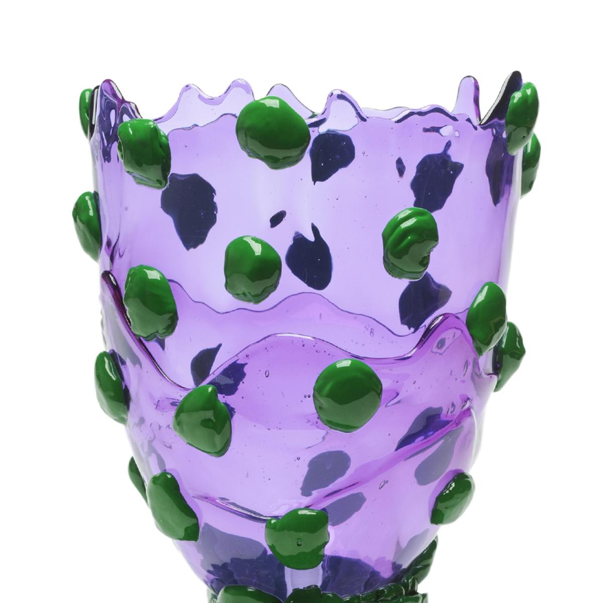 Nugget-Vase, klar lila, matt grün.
Vase aus weichem Harz, entworfen von Gaetano Pesce im Jahr 1995 für die Collection'S Fish Design.

Maße: L - Ø 22cm x H 36cm
Farben: klar lila, matt grün.
Andere Größen verfügbar.
Vase aus weichem Harz, entworfen