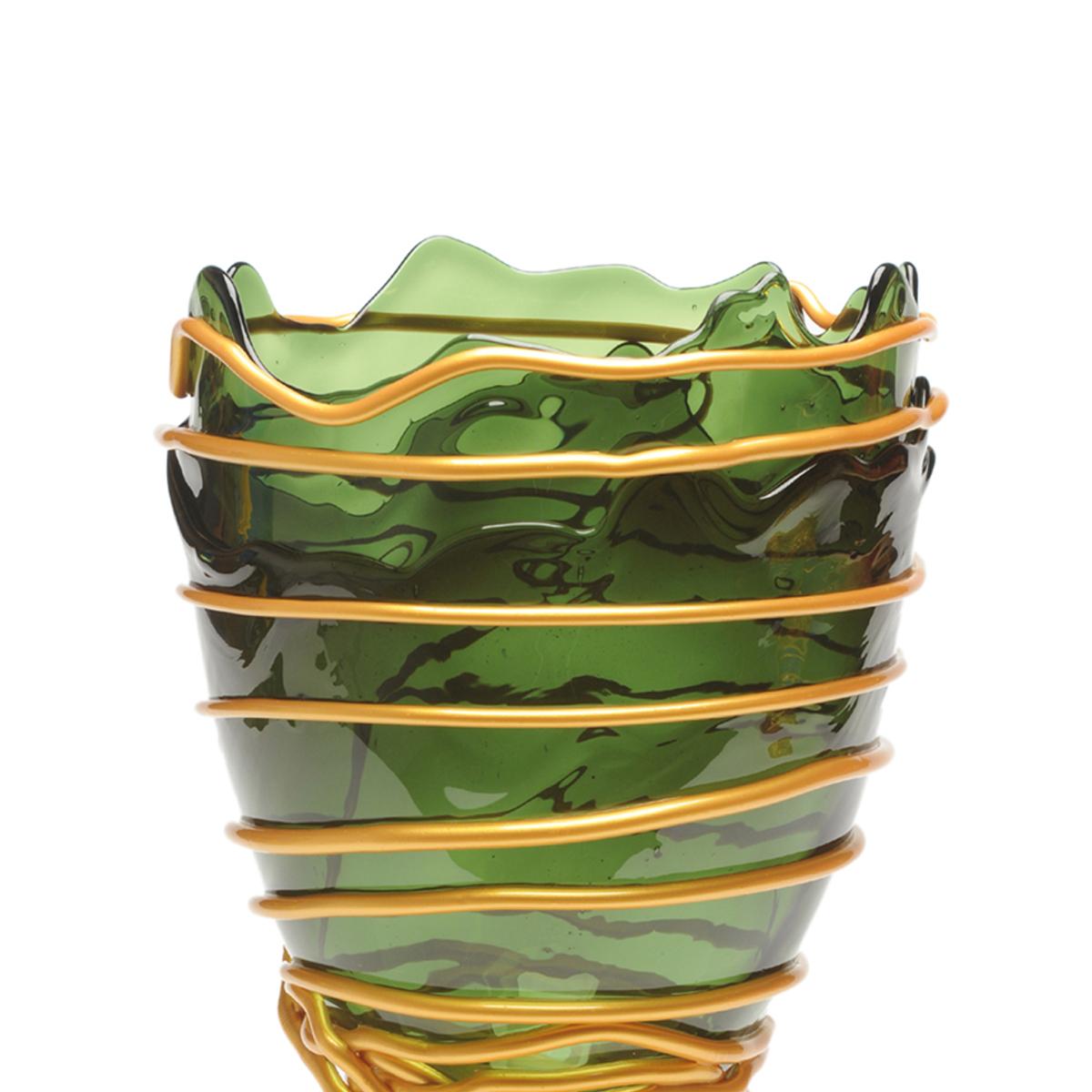 Vase Pompitu II, grün und gold.

Vase aus weichem Harz, entworfen von Gaetano Pesce im Jahr 1995 für die Collection'S Fish Design.

Maße: M ø 16cm x H 26cm

Andere Größen verfügbar

Farben: grün und gold.
Vase aus weichem Harz, entworfen