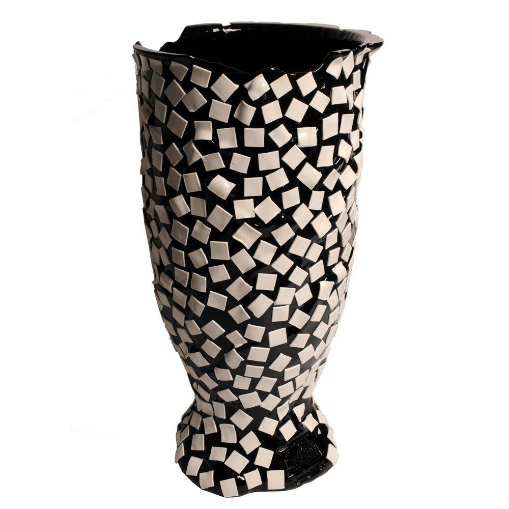 Rock vase - clear antique matt black and white.
Vase in soft resin designed by Gaetano Pesce in 1995 for Fish Design collection.
Measures: XL - ø 30cm x H 56cm
Vase in soft resin designed by Gaetano Pesce in 1995 for Fish Design collection. This