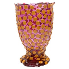 Vaso contemporaneo Gaetano Pesce Rock XL in resina trasparente lilla e ocra opaco