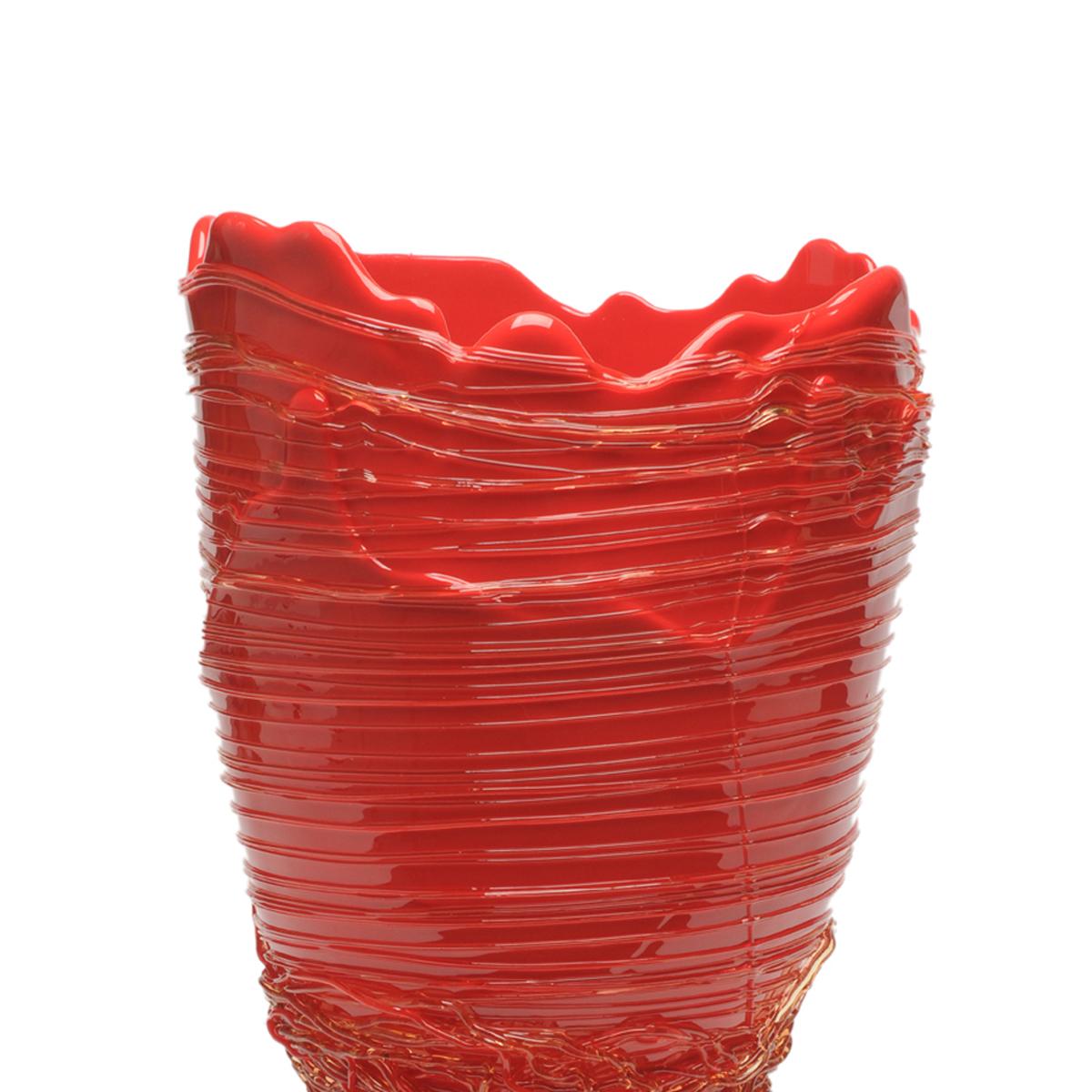 Spaghetti vase, red.

Vase in soft resin designed by Gaetano Pesce in 1995 for Fish Design collection.

Measures: L - ø 22cm x H 36cm

Other sizes available.

Colours: Red.
Vase in soft resin designed by Gaetano Pesce in 1995 for Fish