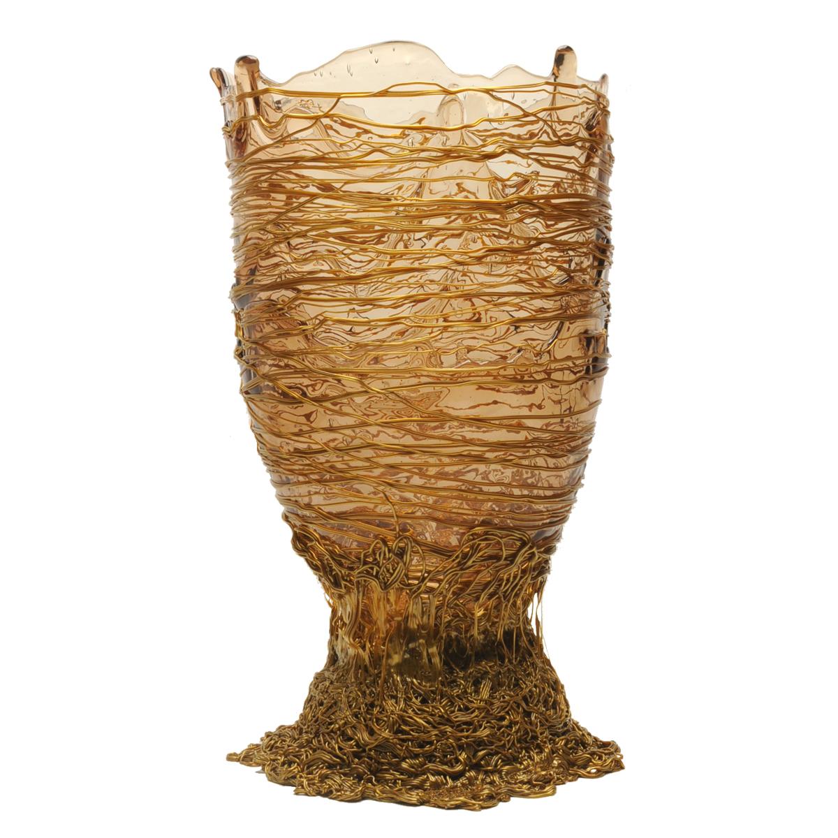 Vaso di spaghetti, trasparente e dorato.

Vaso in resina morbida disegnato da Gaetano Pesce nel 1995 per la collezione Fish Design.
L'immagine mostra la taglia L.
Quando si ordinano taglie alternative, le proporzioni dell'articolo cambiano.

Misure: