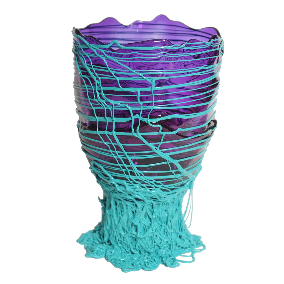 Vase spaghetti, violet, turquoise.

Vase en résine souple conçu par Gaetano Pesce en 1995 pour la collection Fish Design.

Mesures : XL - ø 30cm x H 56cm

Autres tailles disponibles.

Couleurs : violet, turquoise.
Vase en résine souple