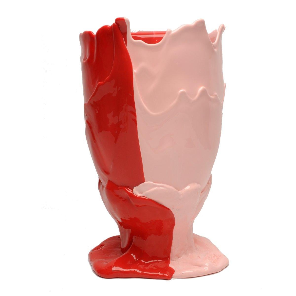 Twin-C vase, matt pink and red.

Vase in soft resin designed by Gaetano Pesce in 1995 for Fish Design collection.

Measures: L - ø 22cm x H 36cm

Other sizes available.

Colours: Matt pink and red.

Vase in soft resin designed by Gaetano